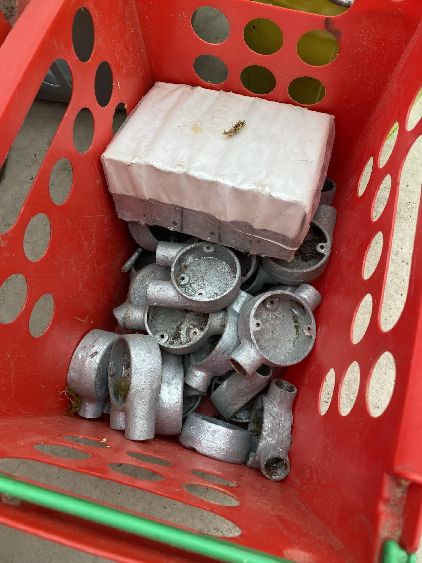 A LARGE ASSORTMENT OF ITEMS TO INCLUDE GALVANISED GATE HINGES AND FITTINGS AND A JERRY CAN ETC - Image 4 of 4