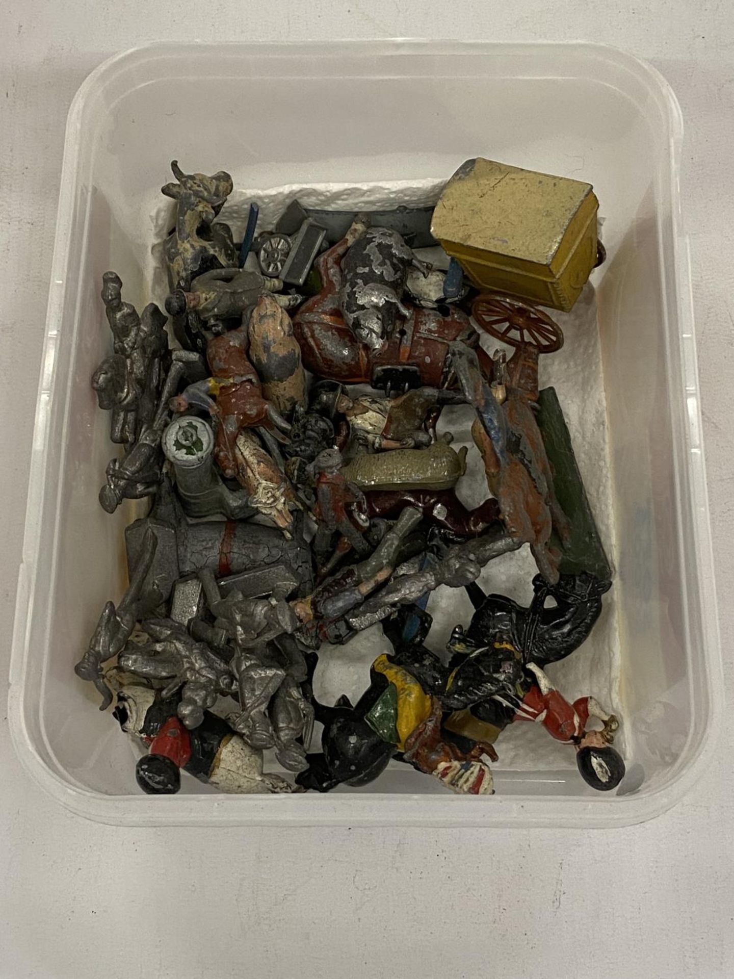 A QUANTITY OF LEAD FIGURES TO INCLUDE SOLDIERS, ANIMALS, ETC - SOME A/F