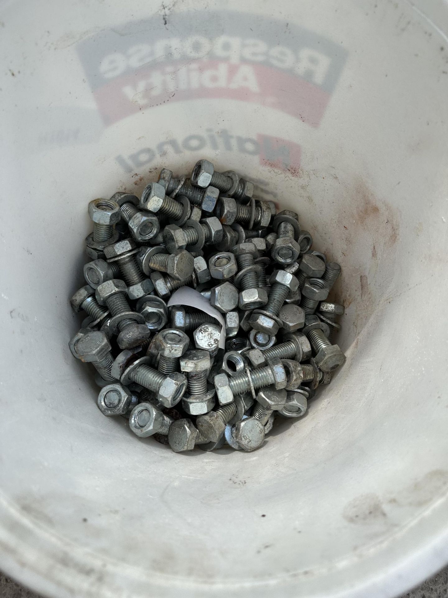A LARGE QIUANTITY OF HEAVY DUTY NUTS AND BOLTS - Bild 2 aus 2