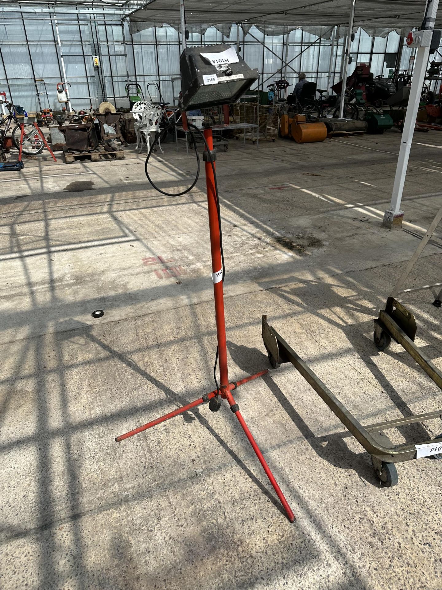 A BUILDERS WORKLIGHT WITH RED TRIPOD STAND