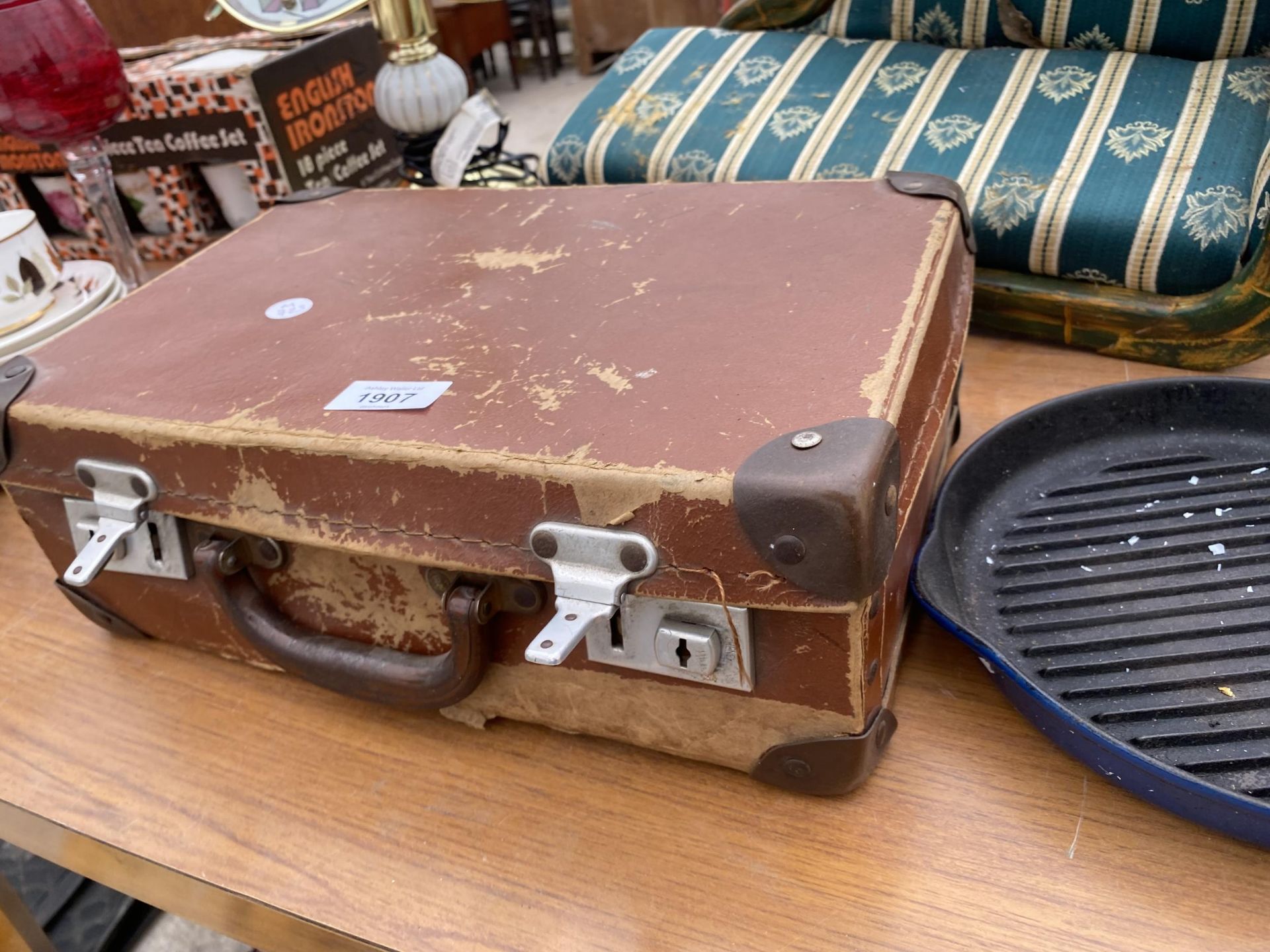 AN ASSORTMENT OF ITEMS TO INCLUDE A SKILLET PAN, DINNER WARE AND WINE GLASSES ETC - Bild 3 aus 5