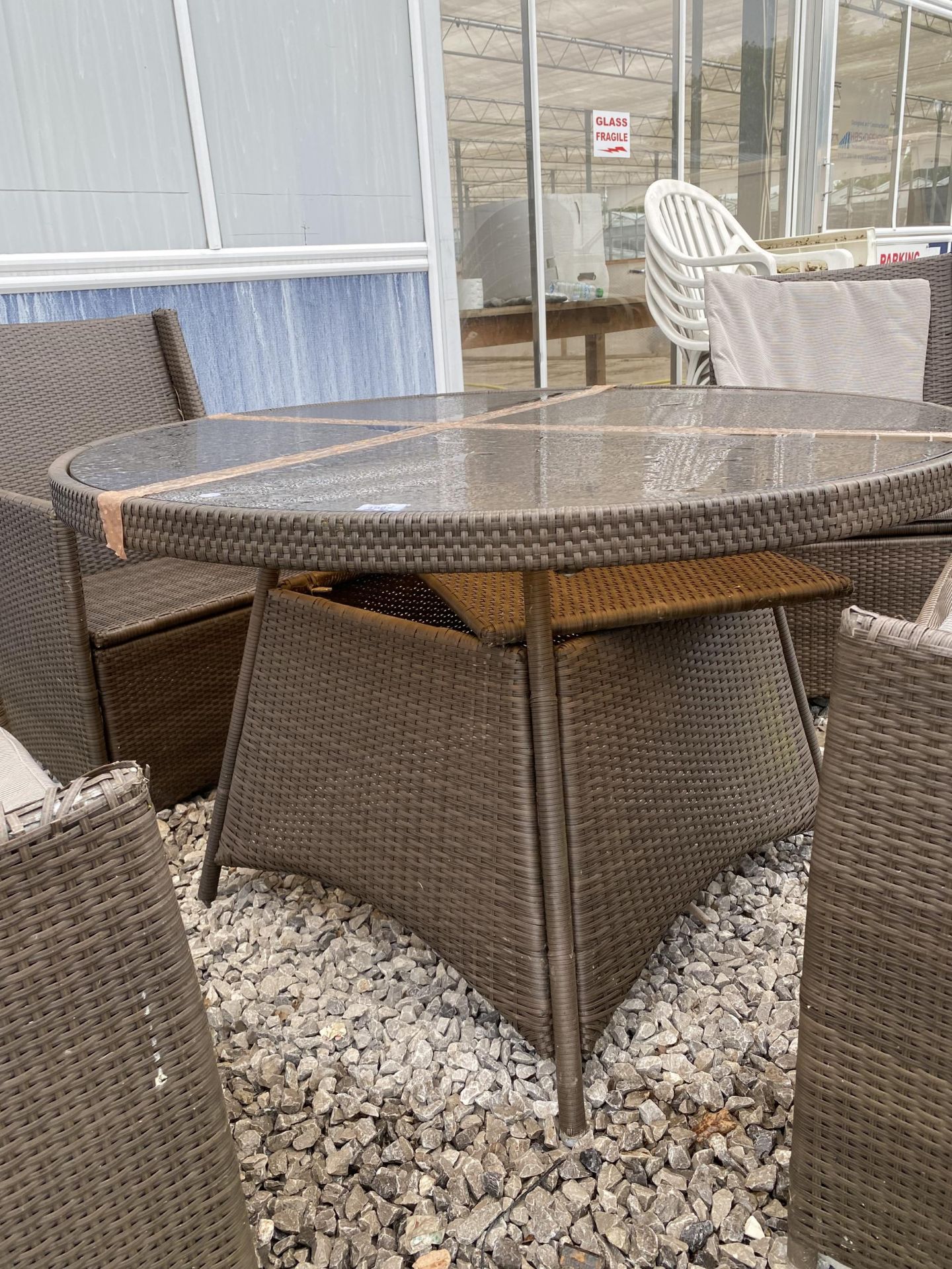 A RATTAN PATIO FURNITURE SET COMPRISING OF A ROUND TABLE AND FOUR CHAIRS - Bild 2 aus 3