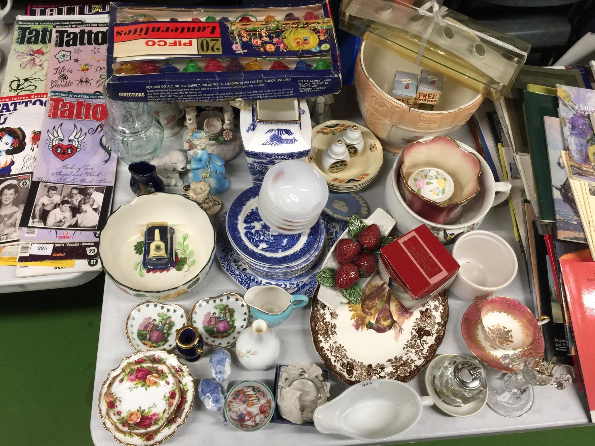 A VERY LARGE MIXED LOT TO INCLUDE PLATES, PLANTERS, VASES, GLASSWARE, VINTAGE CHRISTMAS LIGHTS, - Image 4 of 4