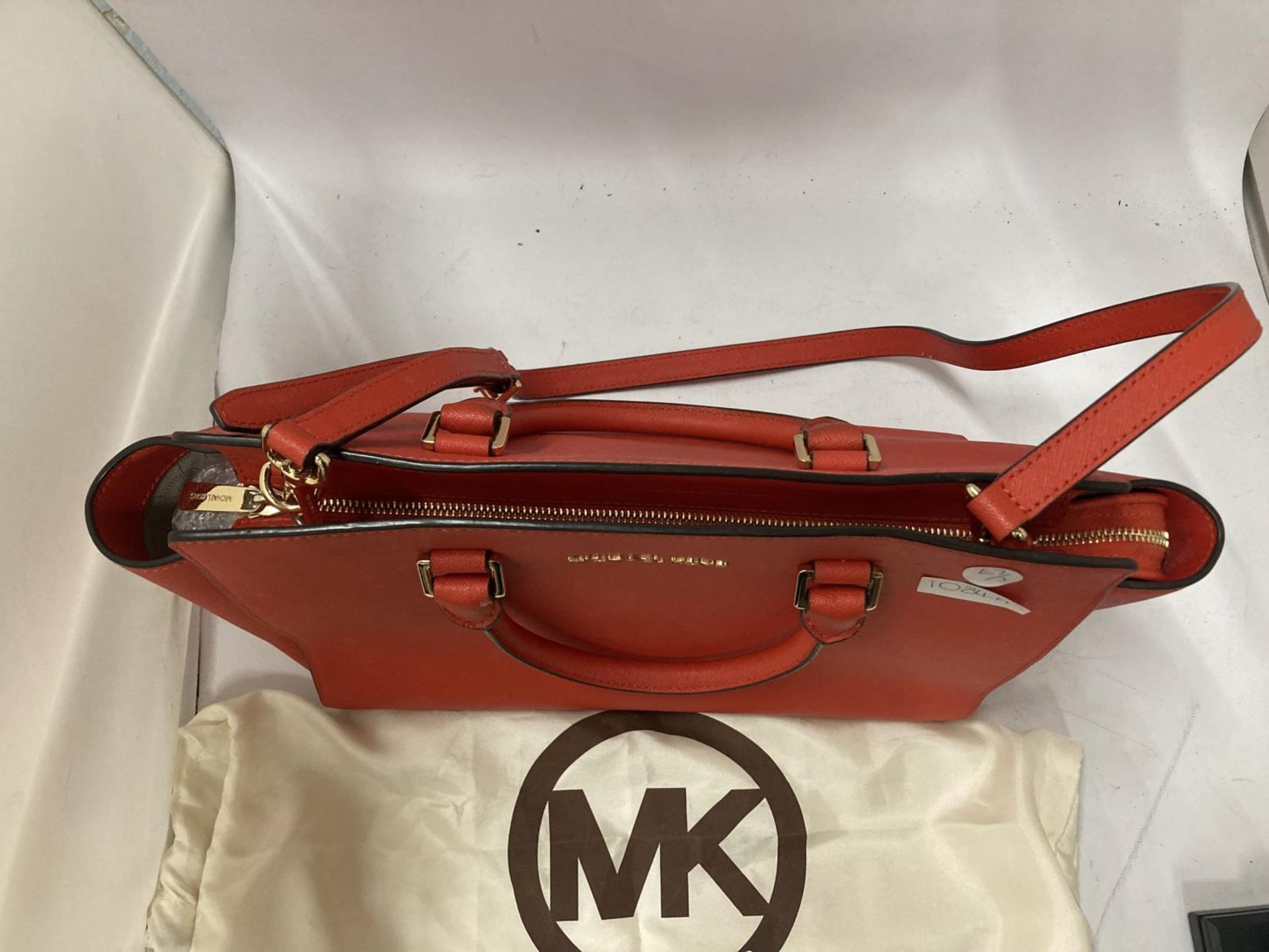 A MICHAEL KORS RED HANDBAG WITH DUST JACKET - Image 4 of 5