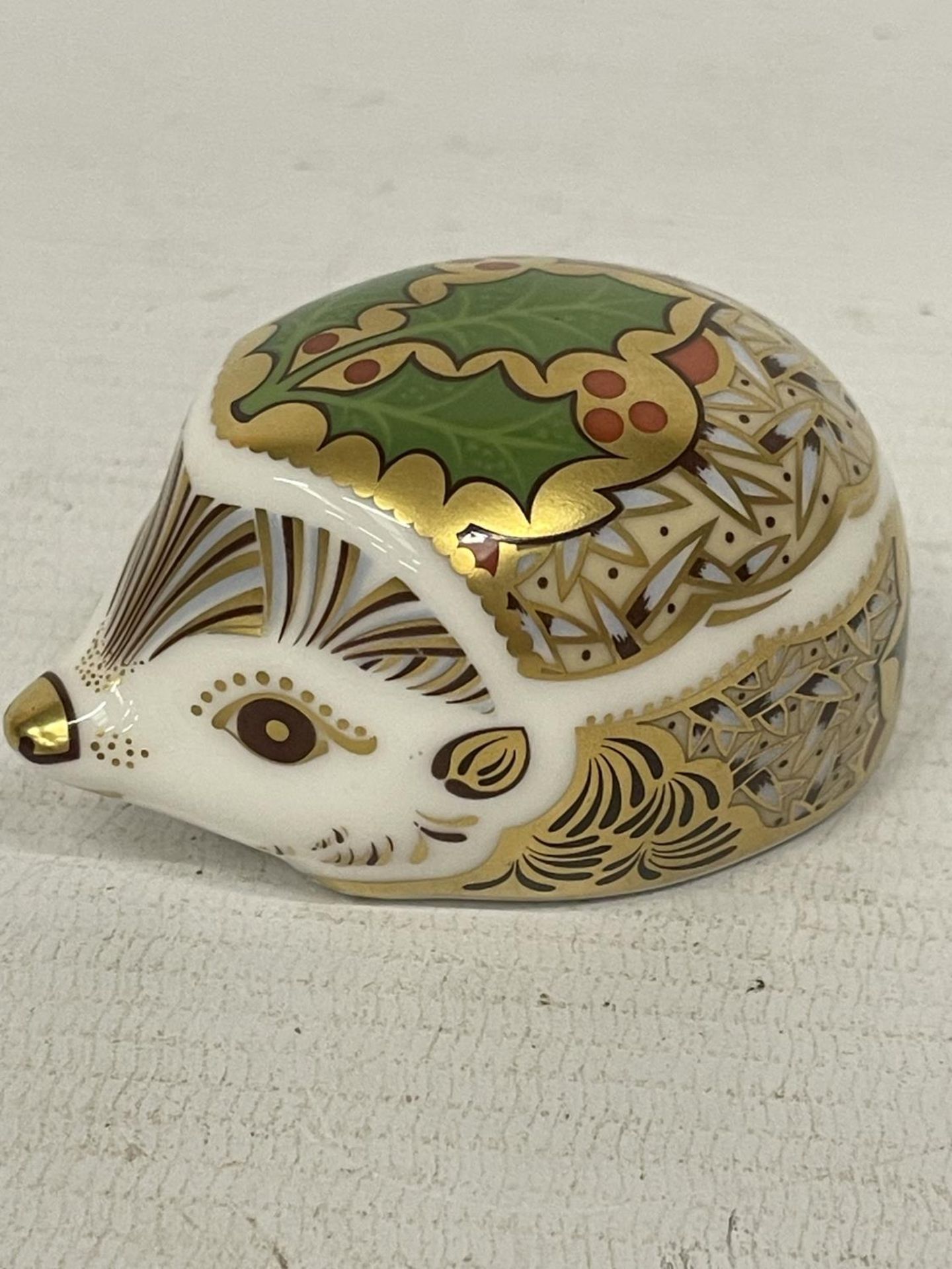 A ROYAL CROWN DERBY HOLLY HEDGEHOG WITH GOLD STOPPER - Image 2 of 3