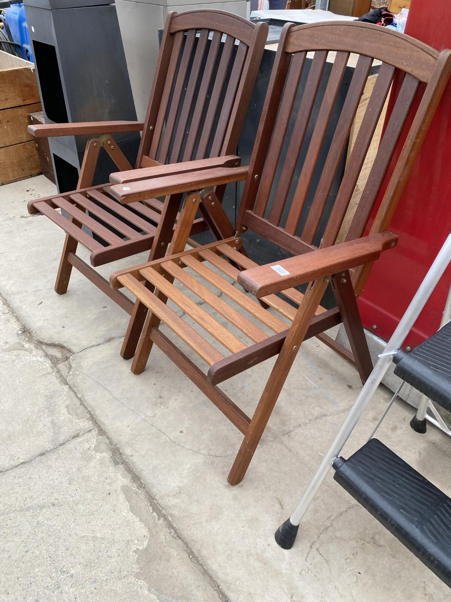 A PAIR OF TEAK FOLDING RECLING GARDEN CHAIRS - Image 2 of 2