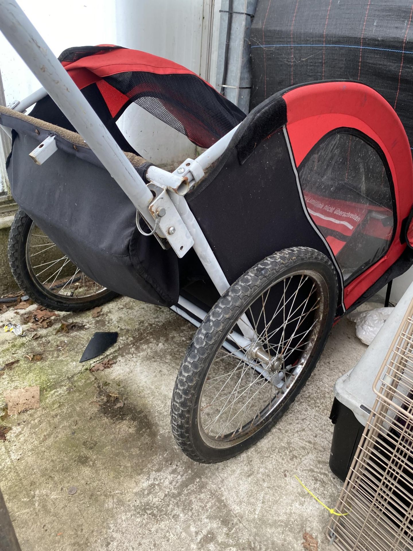 A CHILDRENS TWO SEATER BIKE TRAILER - Image 2 of 2