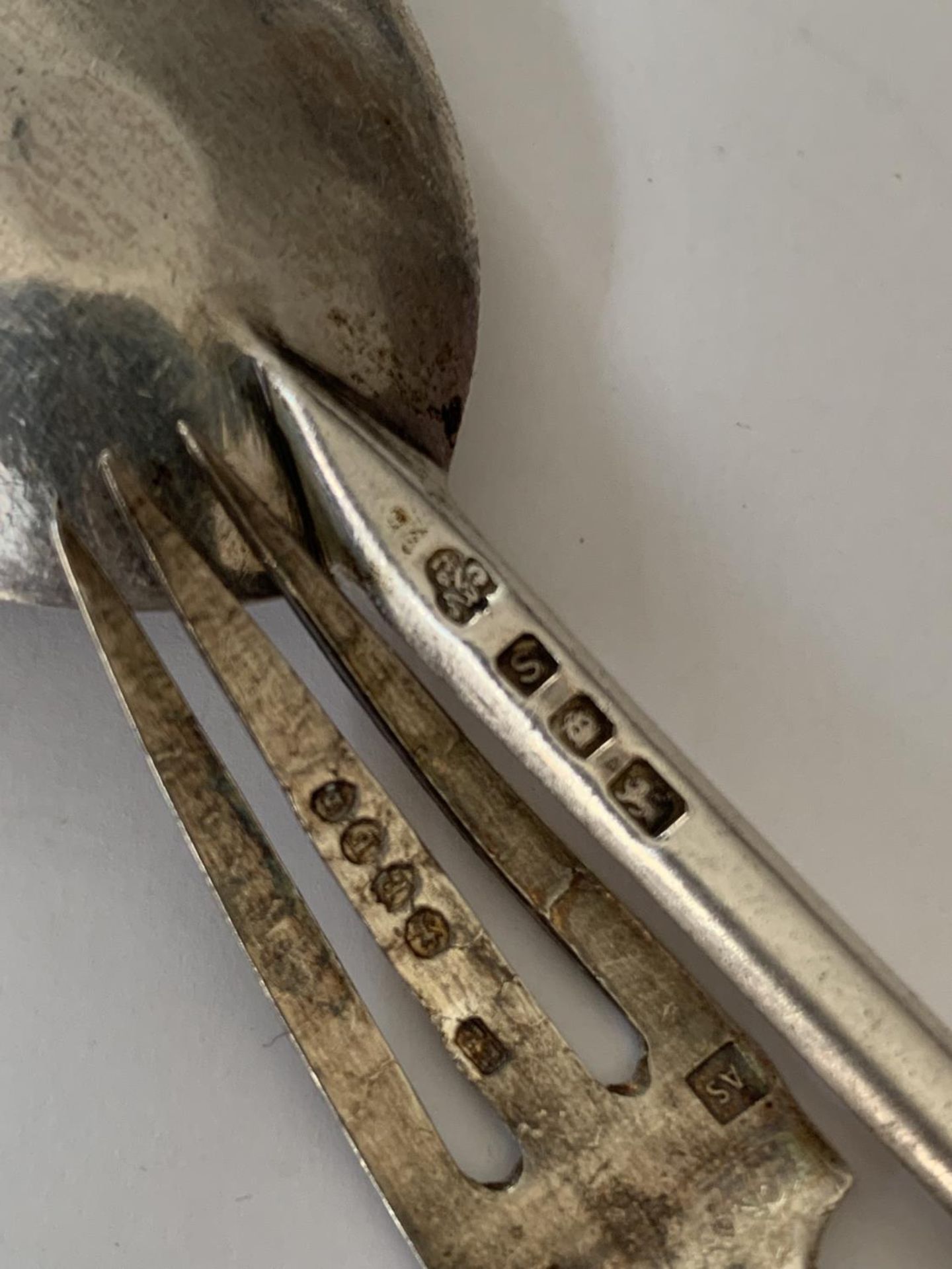 A HALLMARKED LONDON SILVER SPOON AND FORK AND AN 800 SILVER FORK GROSS WEIGHT 61.4 GRAMS - Image 3 of 4