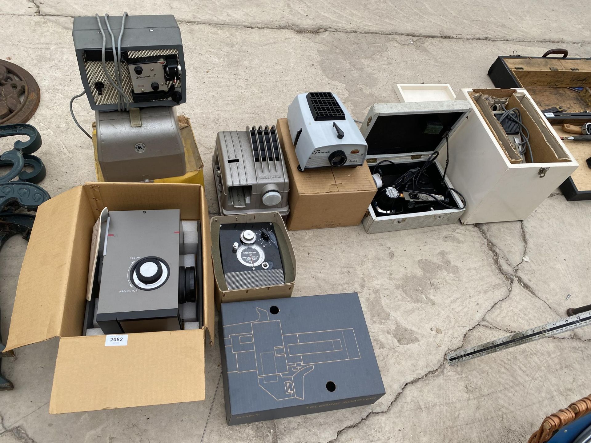 AN ASSORTMENT OF VINTAGE AND RETRO PROJECTORS