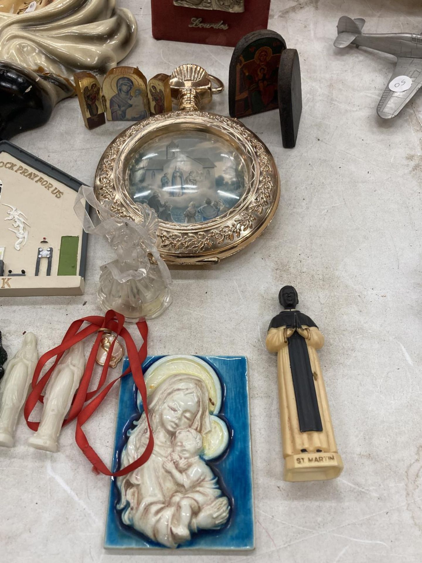 A COLLECTION OF RELIGIOUS ITEMS TO INCLUDE A PLASTER MARY AND JESUS WALL PLAQUE, A RESIN MAGI - Image 5 of 5