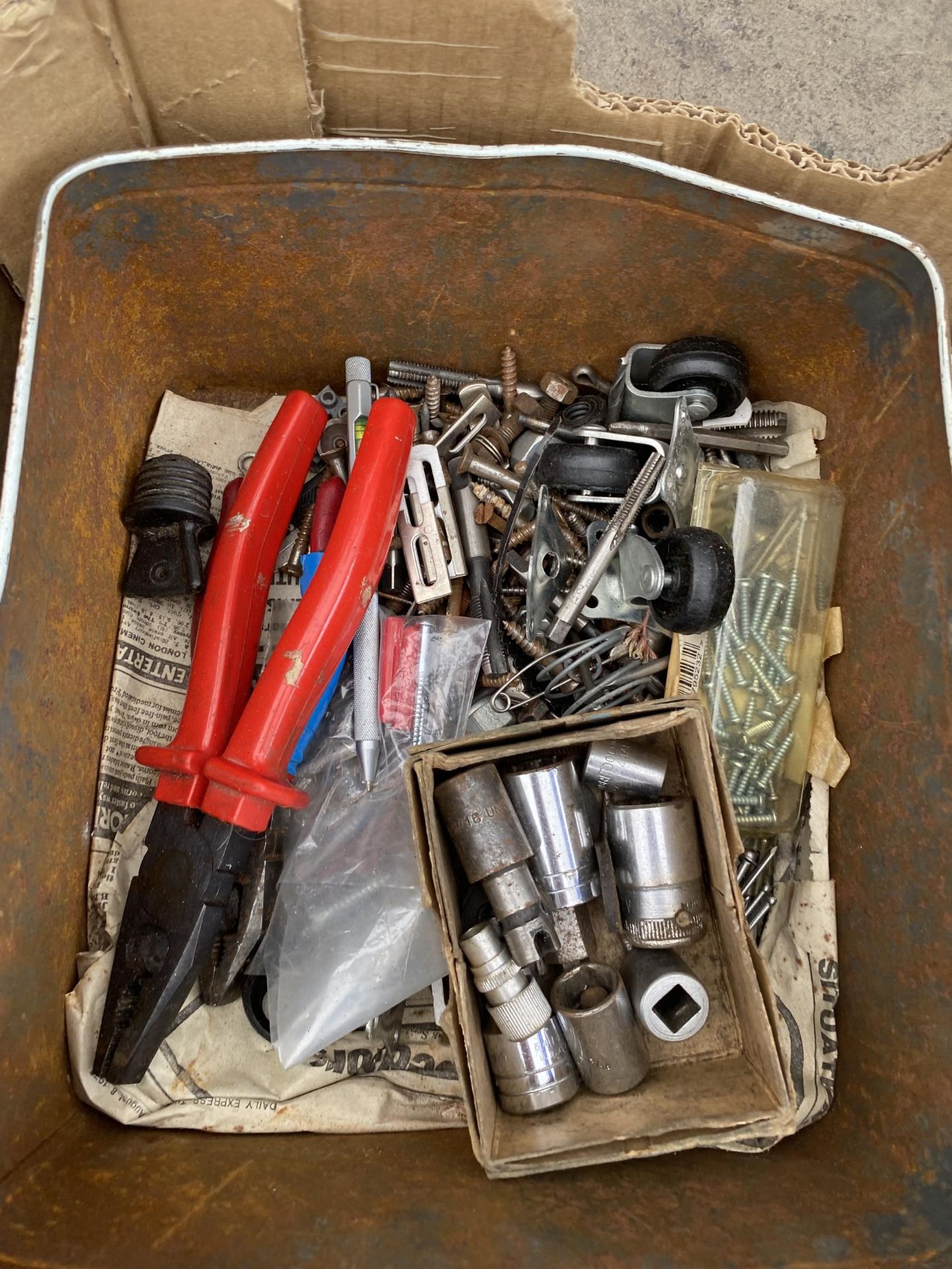 AN ASSORTMENT OF TOOLS TO INCLUDE SOCKETS, SCREW DRIVERS AND ALAN KEYS ETC - Bild 3 aus 5