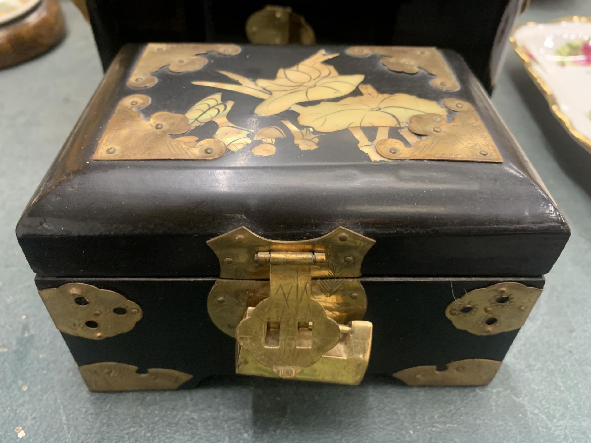 A QUANTITY OF ORIENTAL STYLE ITEMS TO INCLUDE JEWELLERY BOXES, A STONE HORSE ON A WOODEN PLINTH - Bild 2 aus 5