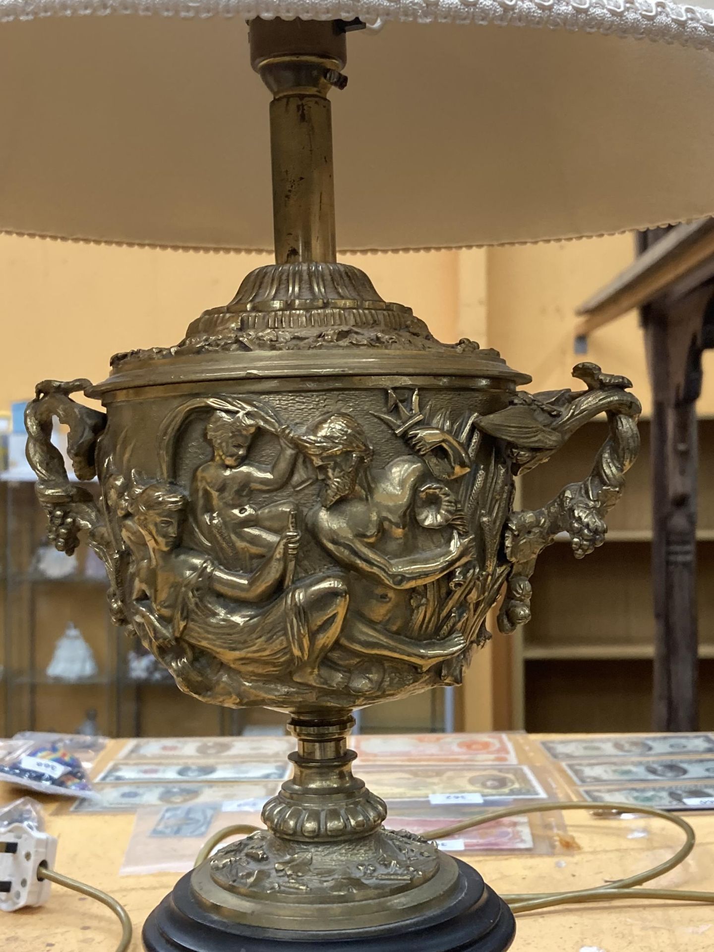 A PAIR OF DECORATIVE METAL TABLE LAMPS WITH CLASSICAL DESIGN - Image 2 of 4