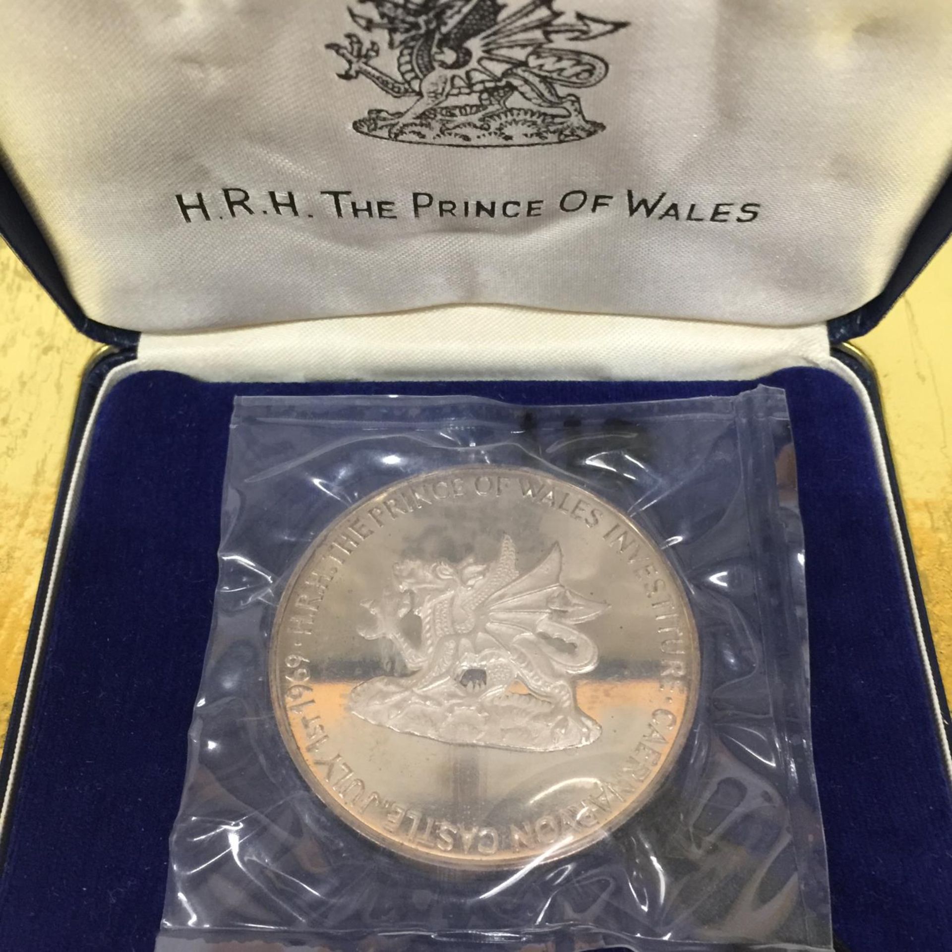 UK , 1969 INVESTITURE OF PRINCE CHARLES , 2 X LARGE SILVER MEDALS , EACH WEIGHS 2.27 OUNCES . EACH - Image 2 of 5