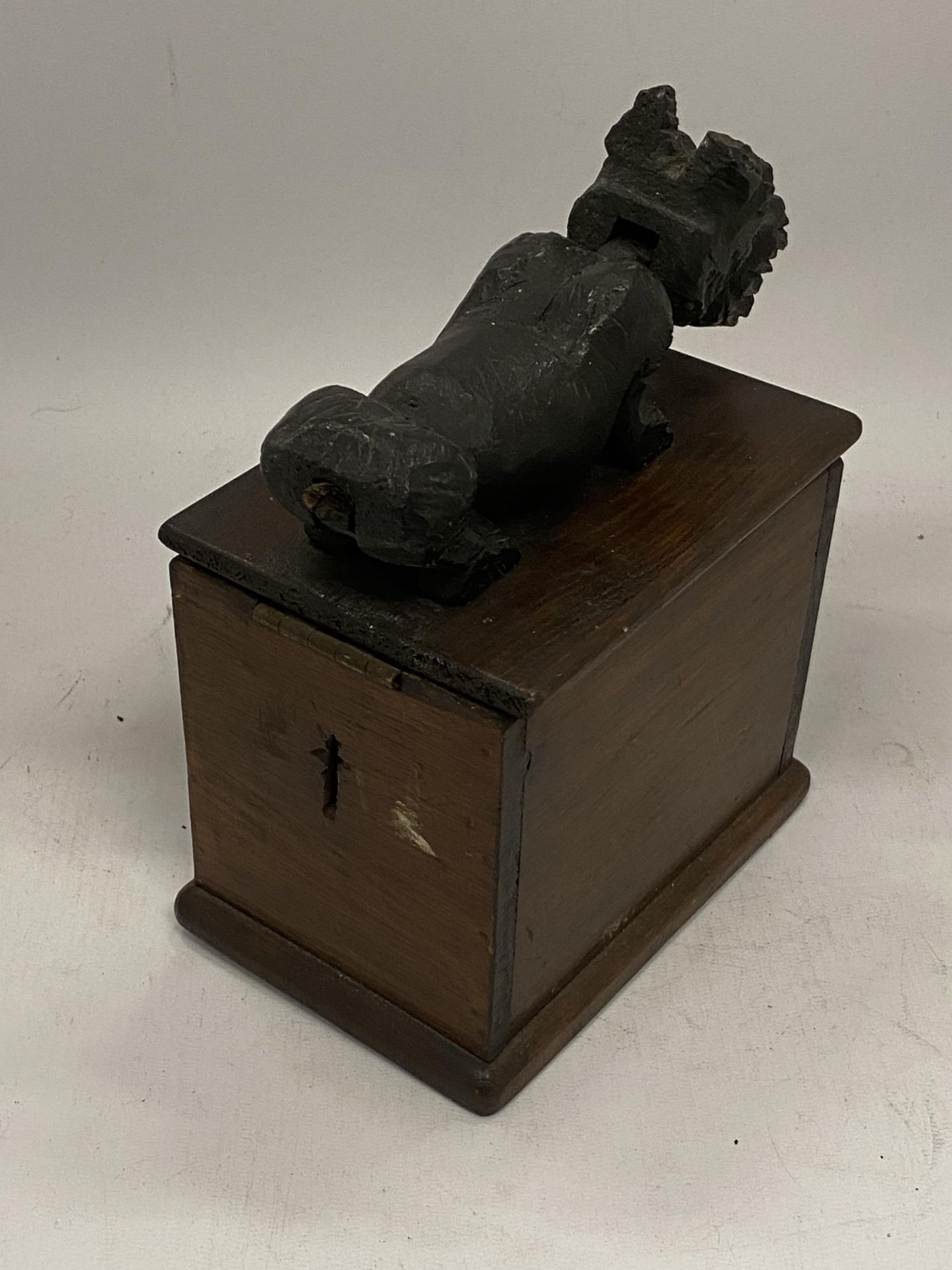 A VINTAGE MAHOGANY BOX WITH A CARVED DOG TO THE TOP, WITH NODDING HEAD - Image 4 of 4