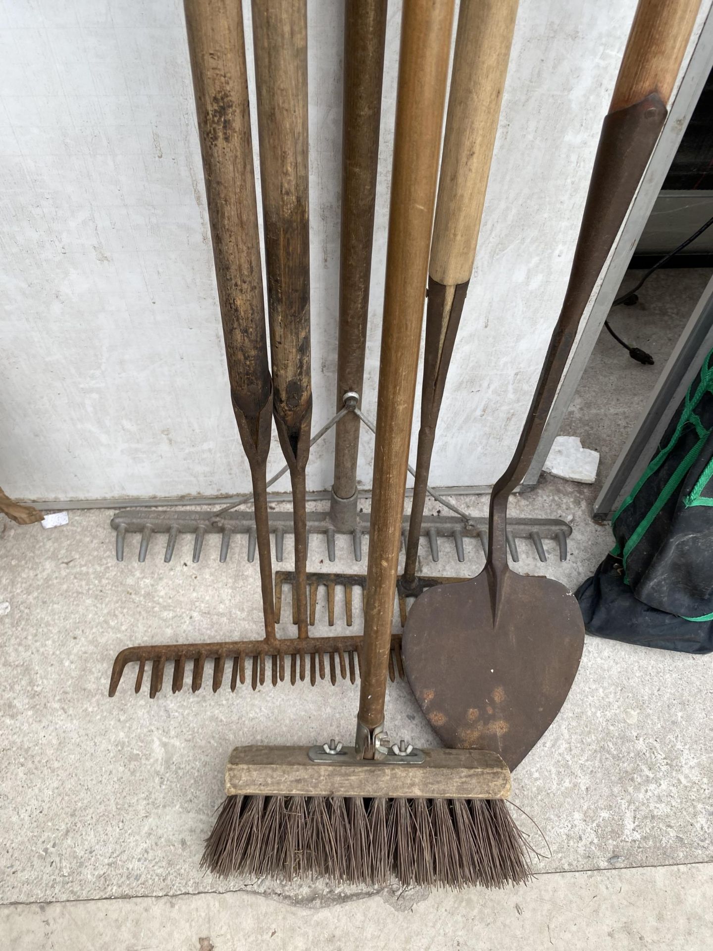 AN ASSORTMENT OF VINTAGE TOOLS TO INCLUDE RAKES AND A SPADE ETC - Image 2 of 3