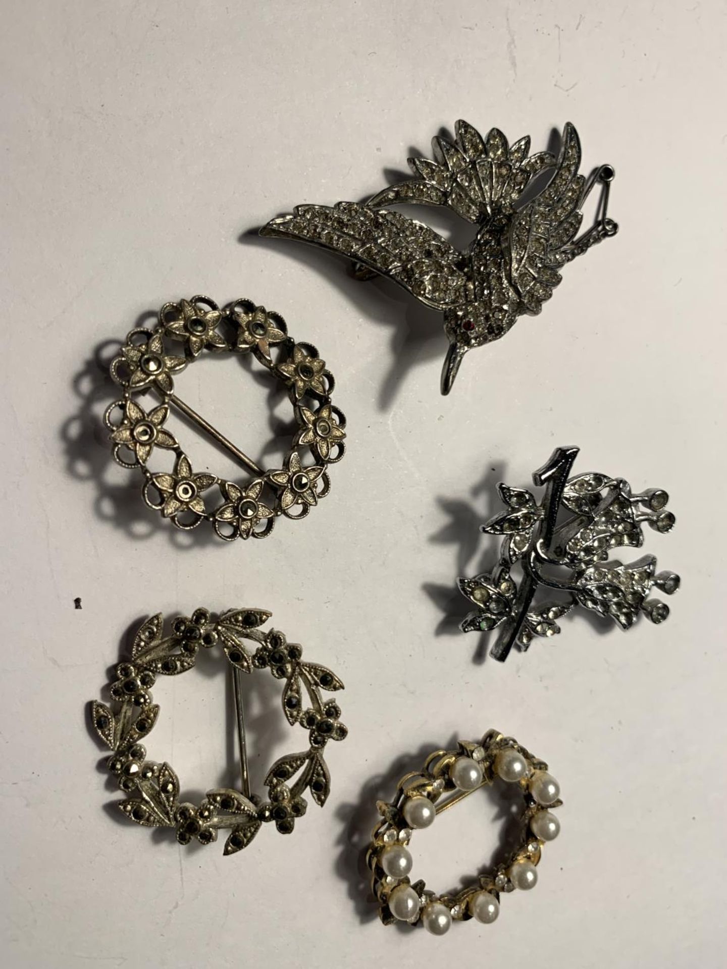 TEN VARIOUS DECORATIVE BROOCHES - Bild 3 aus 4