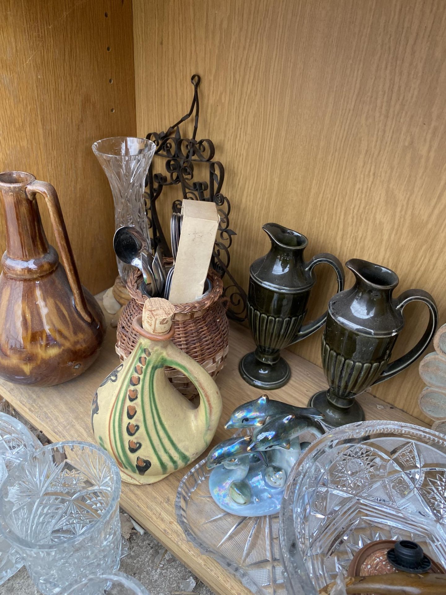 AN ASSORTMENT OF GLASS AND CERAMICS TO INCLUDE BOWLS AND VASES ETC - Image 2 of 4