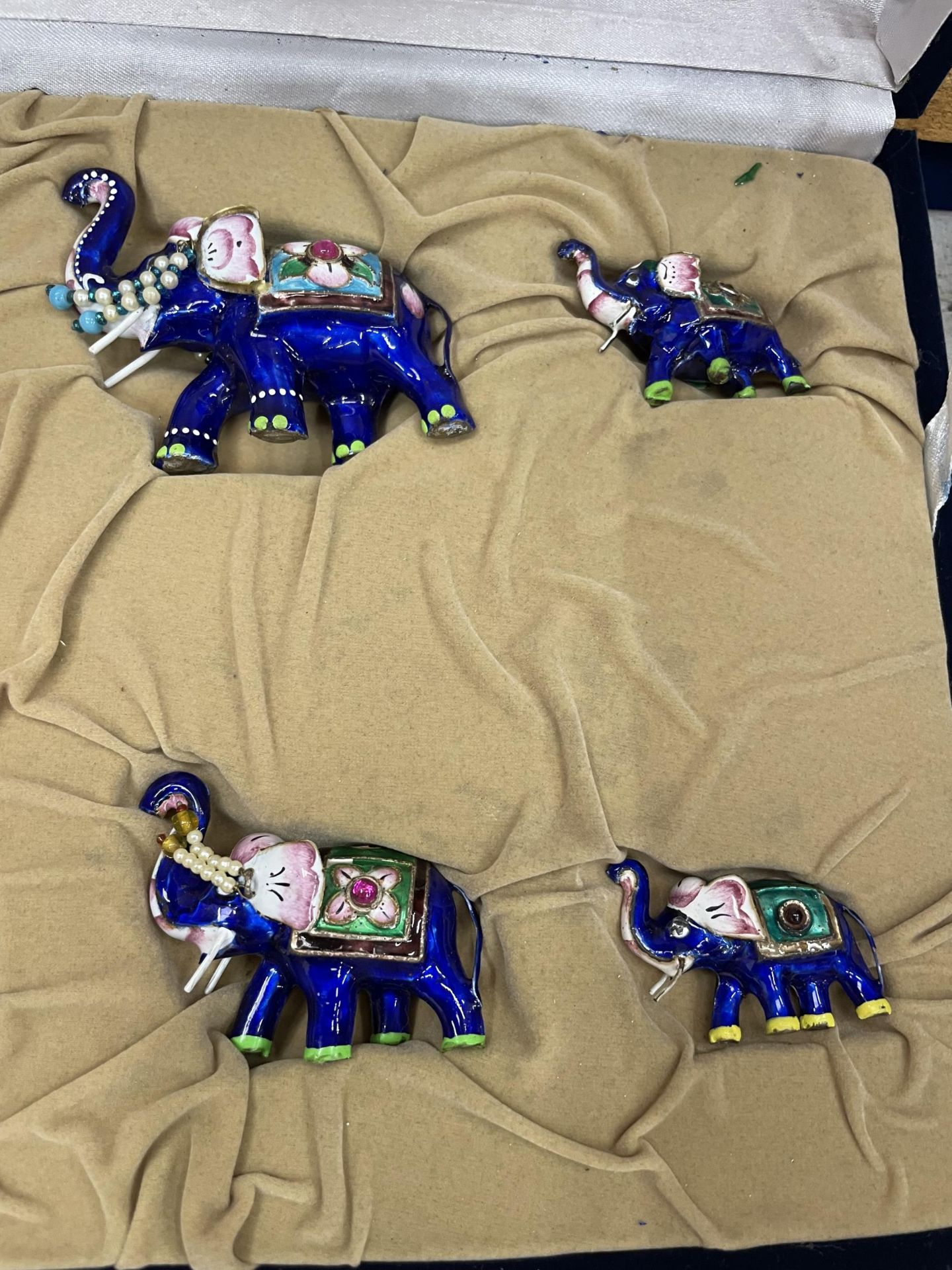 A CASED SET OF SEVEN ORIENTAL ENAMEL DESIGN ELEPHANTS - Image 4 of 5