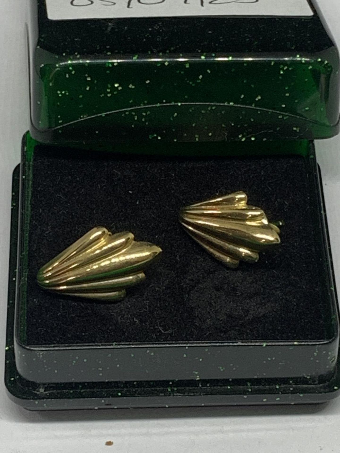 A PAIR OF 9 CARAT GOLD EARRINGS IN A PRESENTATION BOX - Bild 4 aus 4