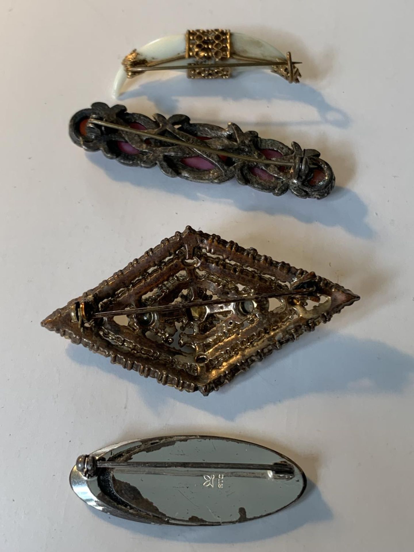 FOUR VARIOUS BROOCHES - Image 4 of 4