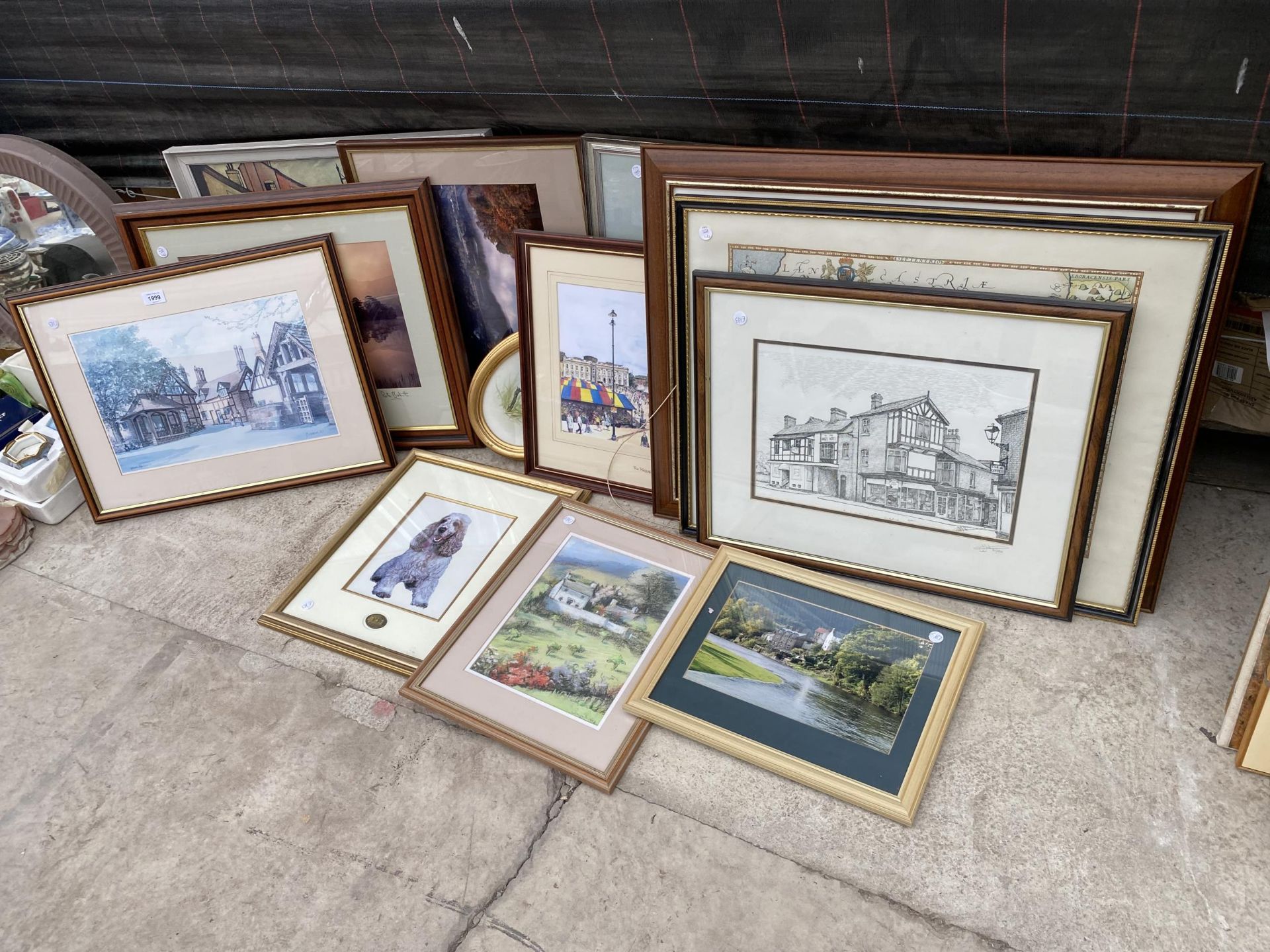 AN ASSORTMENT OF FRAMED PRINTS AND PICTURES