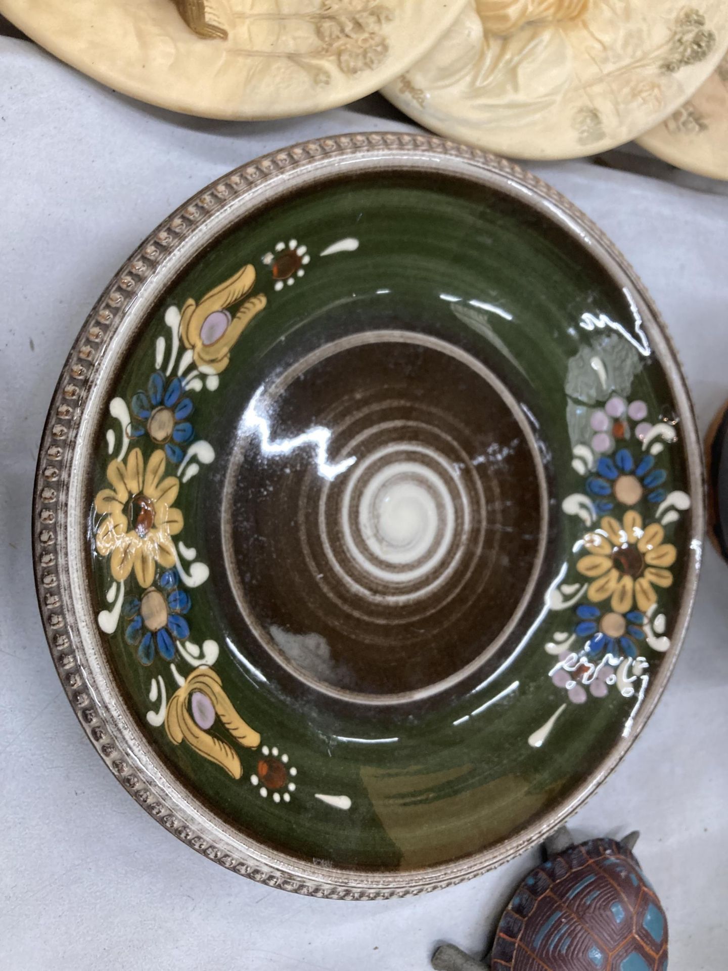 TWO PIECES OF SWISS KOHLER FOLK ART TO INCLUDE A LARGE AND SMALLER BOWL PLUS A LARGE STUDIO - Image 3 of 6