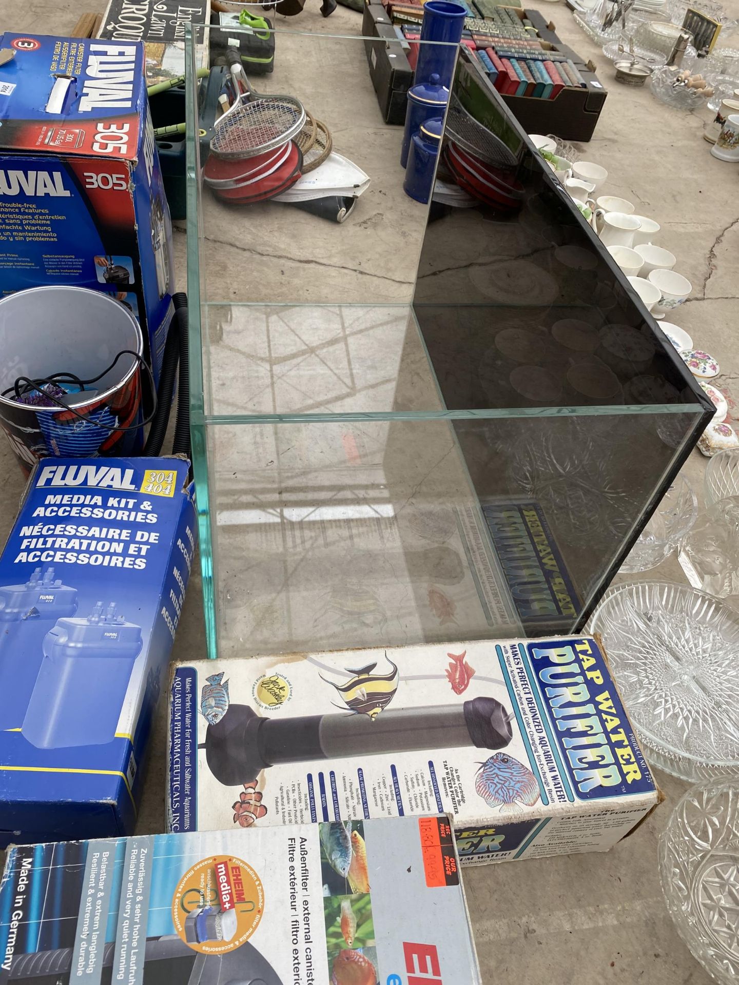 AN ASSORTMENT OF ITEMS TO INCLUDE A FISH TANK, TANK PUMPS AND FILTERS ETC - Bild 5 aus 5