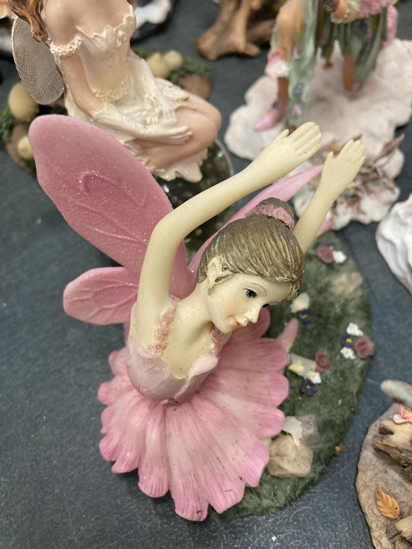 A COLLECTION FAIRY RESIN FIGURES - Image 4 of 5