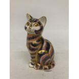 A ROYAL CROWN DERBY IMARI CAT PAPERWEIGHT WITH STOPPER