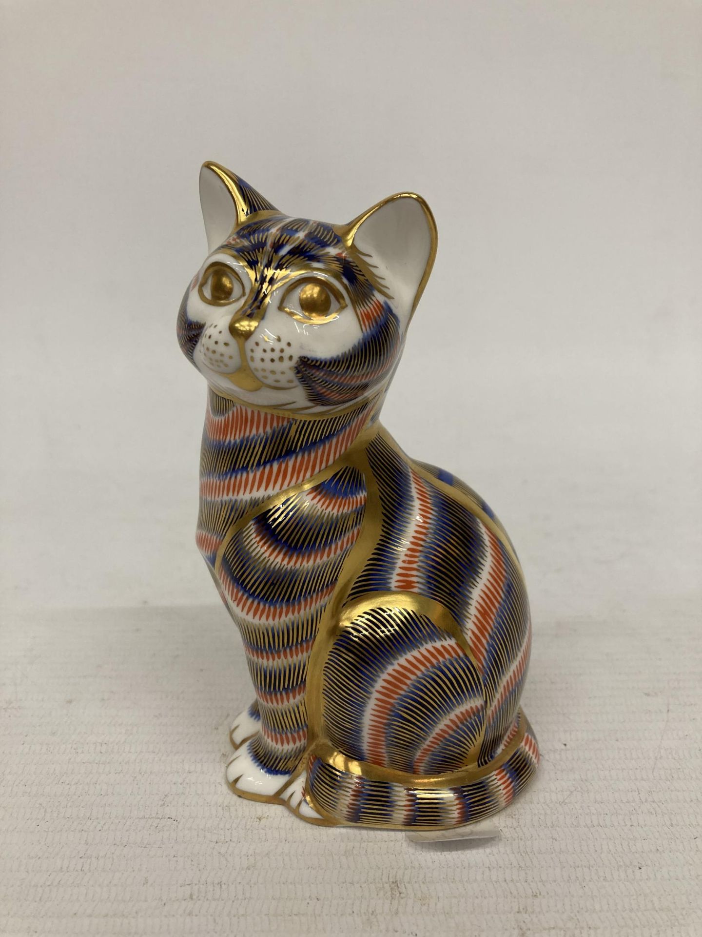 A ROYAL CROWN DERBY IMARI CAT PAPERWEIGHT WITH STOPPER