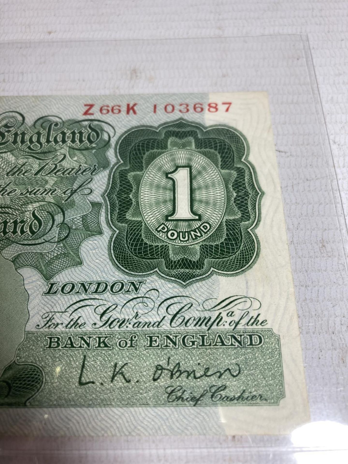 TWO BANK OF ENGLAND ONE POUND SIGNED O'BRIEN (1955-1962) - Image 5 of 6