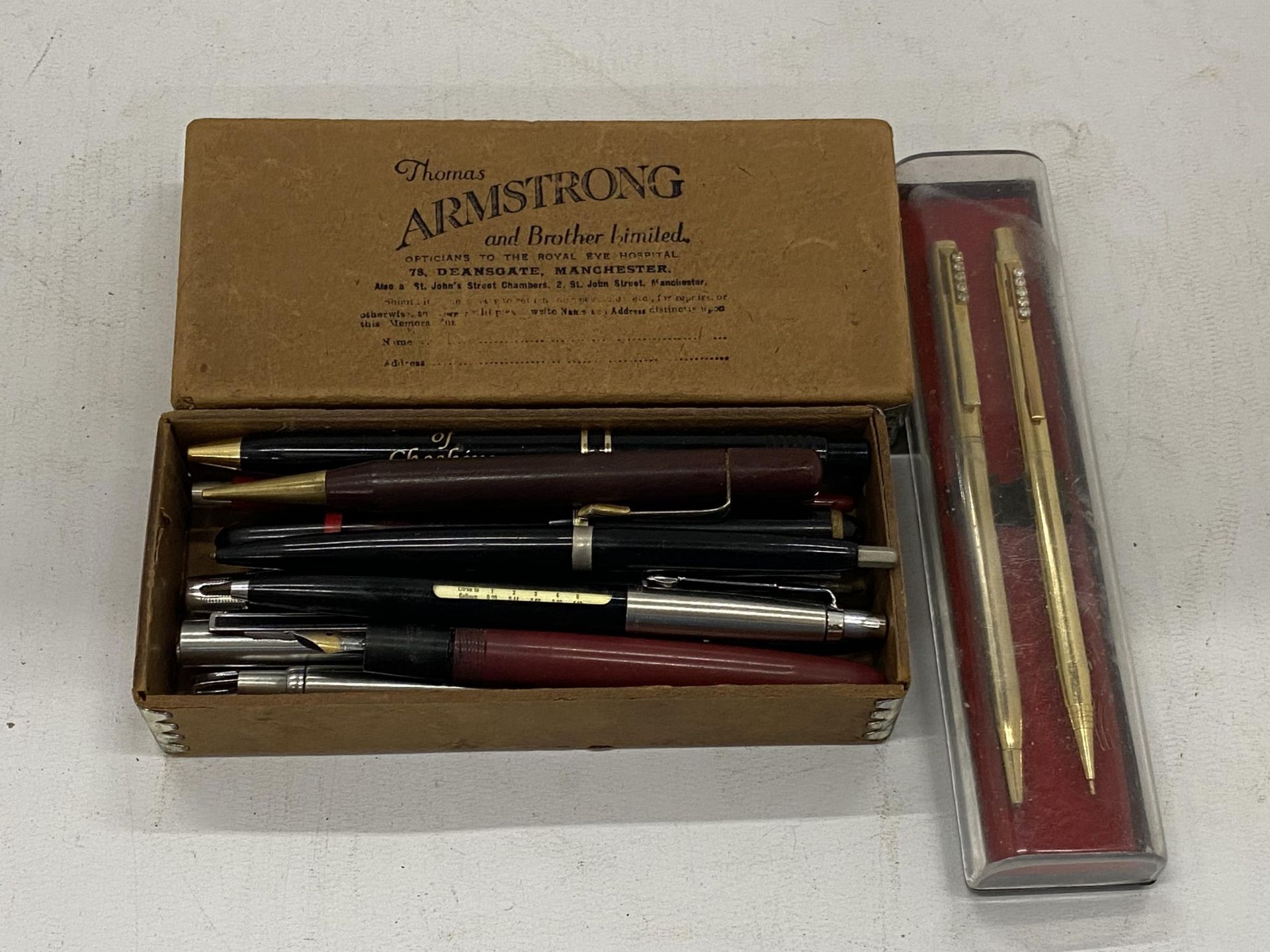 A QUANTITY OF VINTAGE PENS TO INCLUDE A PARKER PEN WITH A GALLON TO LITRE CONVERTER