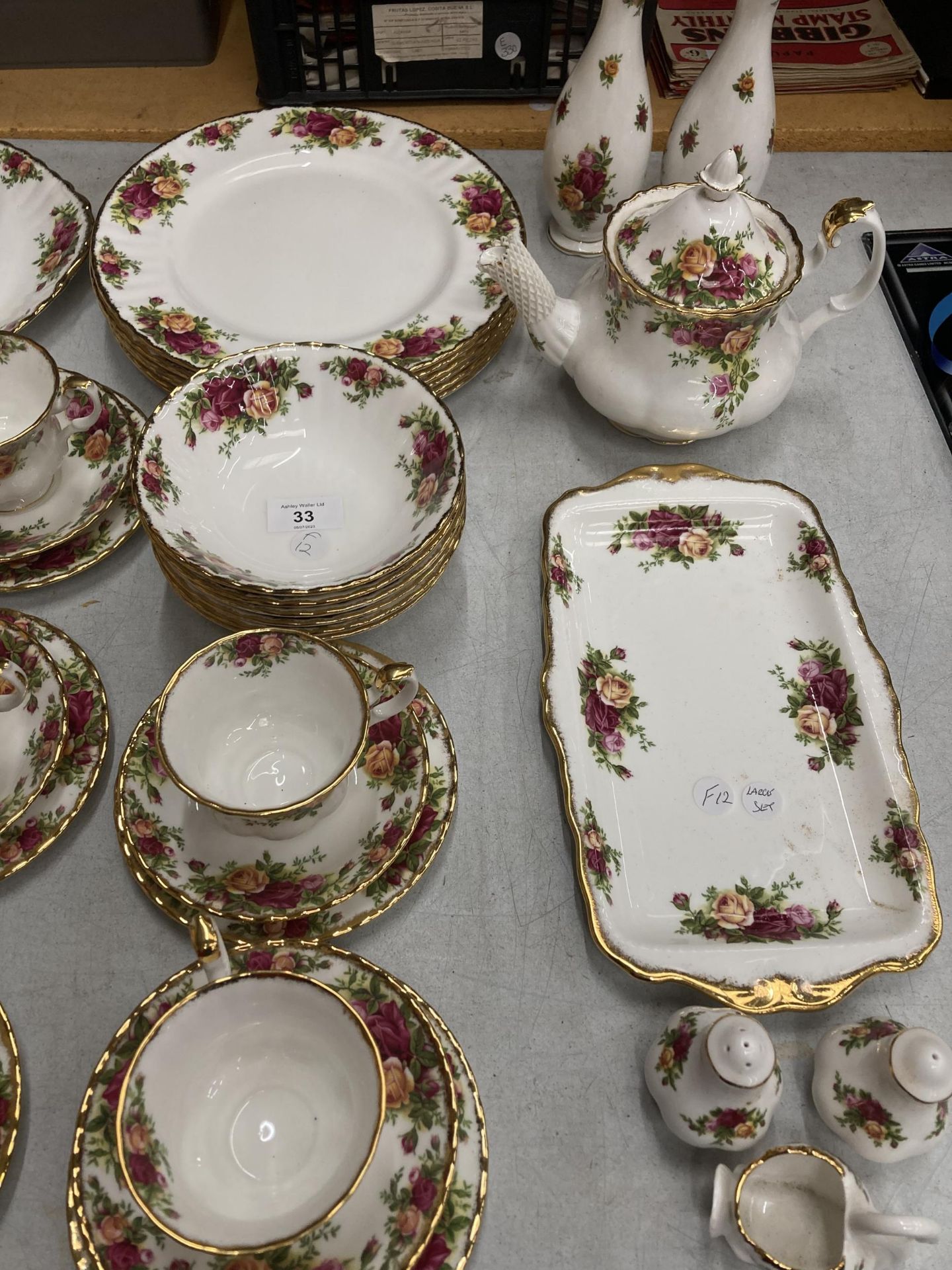 A FORTY FIVE PIECE ROYAL ALBERT OLD COUNTRY ROSES PATTERN TEA SET - Image 3 of 4