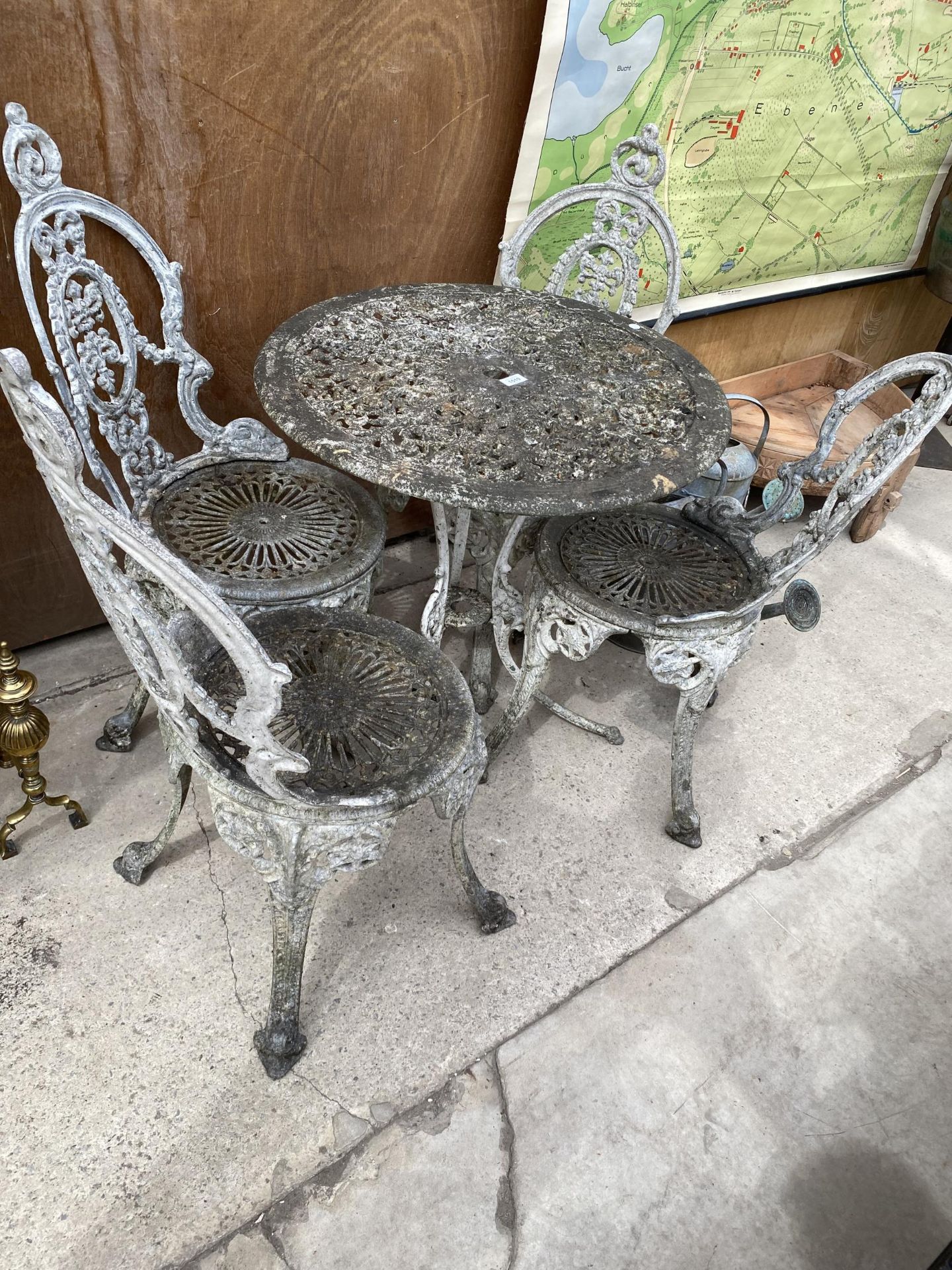 A VICTORIAN STYLE CAST ALLOY BISTRO SET COMPRISING OF A ROUND TABLE AND FOUR CHAIRS - Bild 2 aus 4