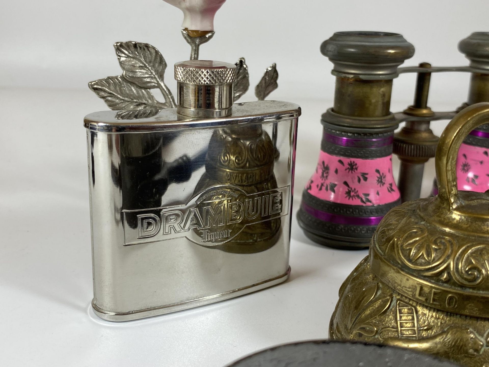 A MIXED LOT OF VINTAGE ITEMS TO INCLUDE PINK FLORAL OPERA GLASSES, DRAMBUIE WHISKY HIP FLASK, - Bild 2 aus 5