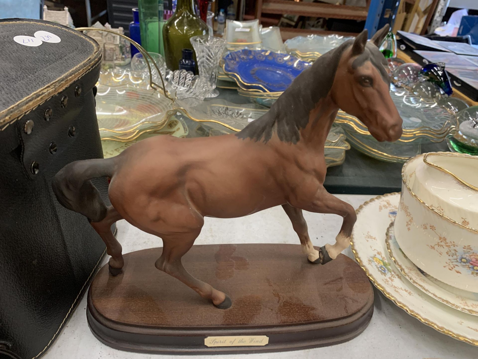 TWO HORSE RELATED ITEMS - RESIN HORSE AND JOCKEY AND A SPIRIT OF THE WIND EXAMPLE ON WOODEN PLINTH - Bild 4 aus 5