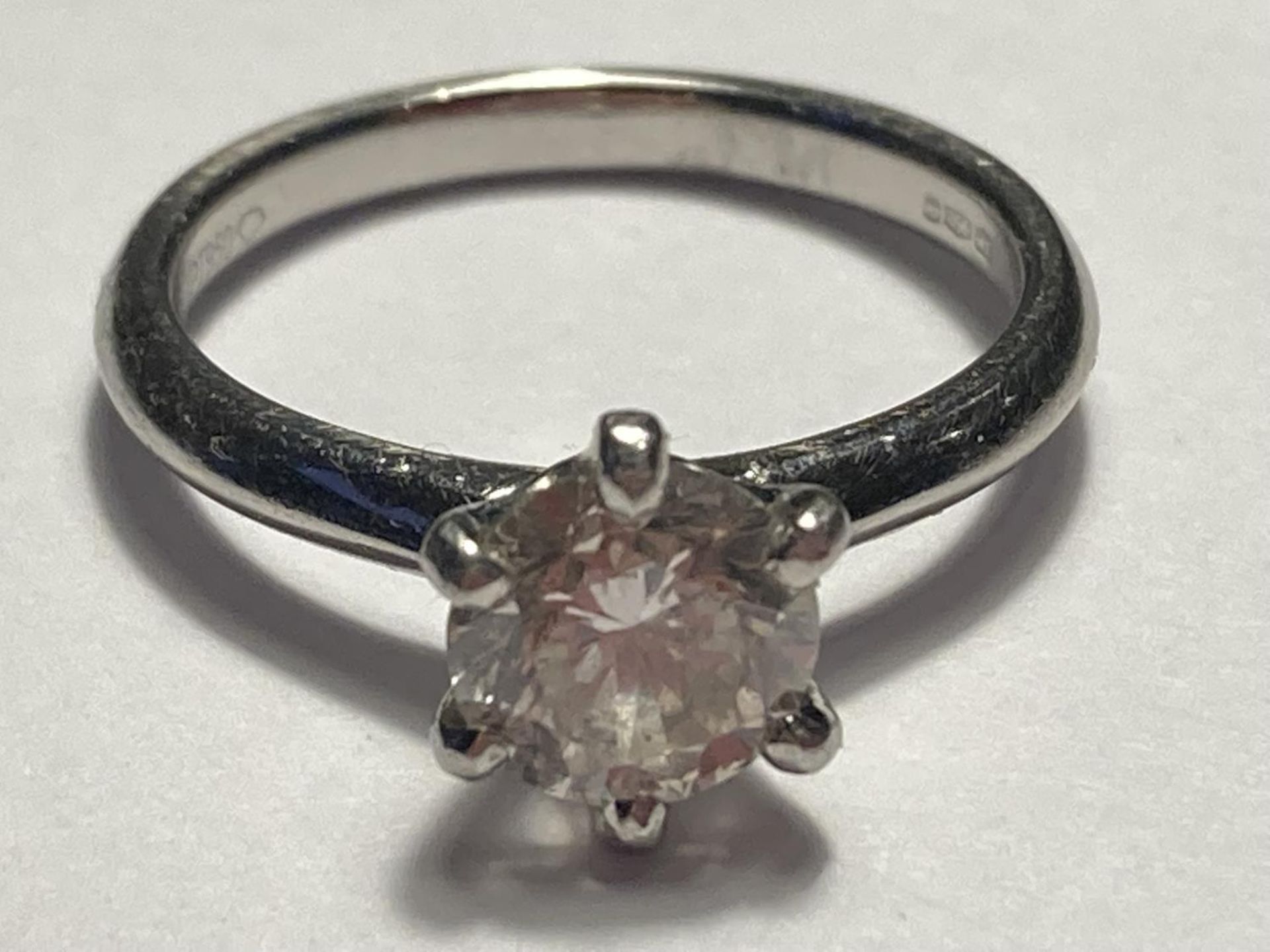 A PLATINUM (PT950) RING WITH A ONE CARAT SOLITAIRE DIAMOND SIZE M
