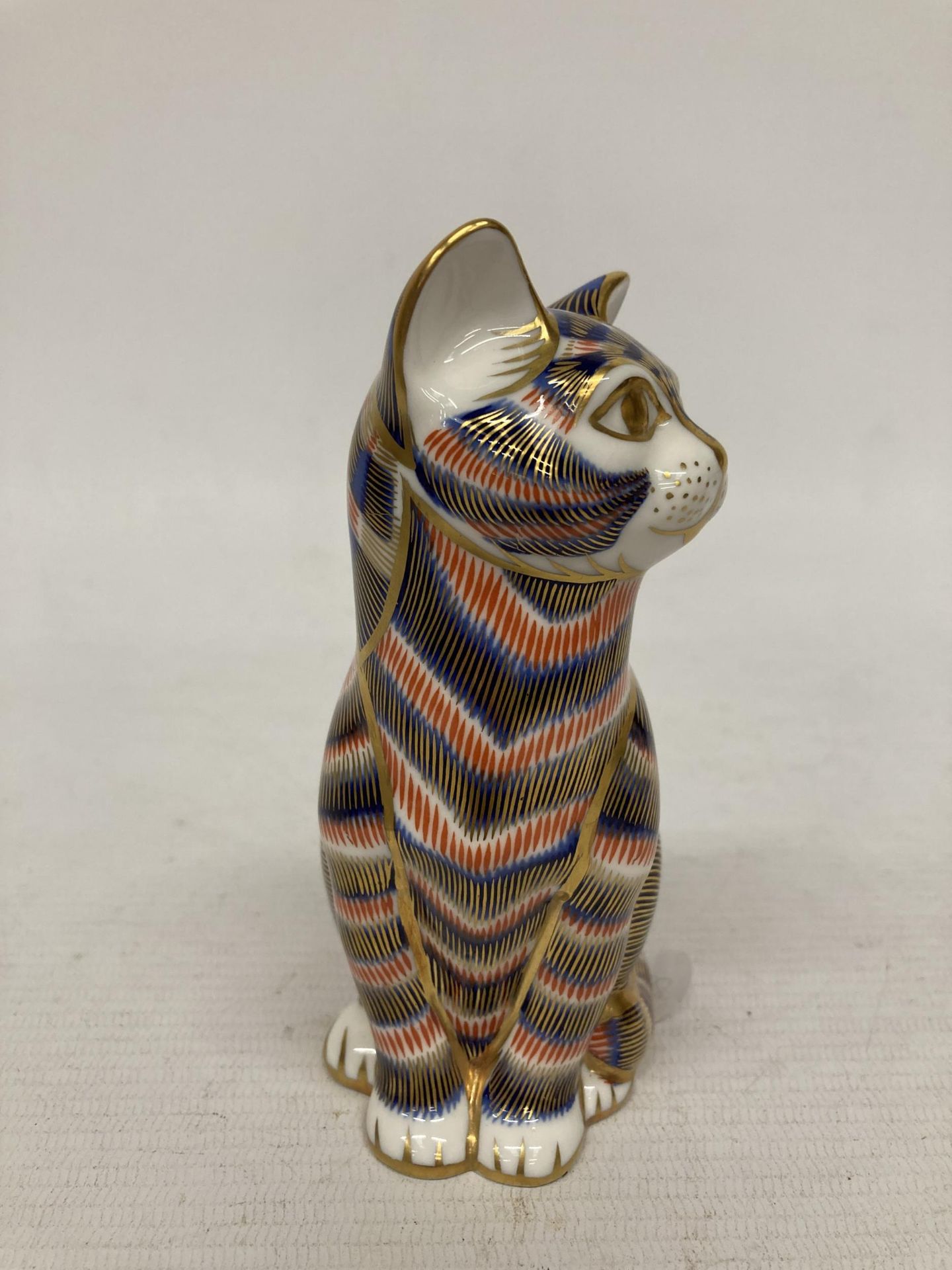 A ROYAL CROWN DERBY IMARI CAT PAPERWEIGHT WITH STOPPER - Image 2 of 4