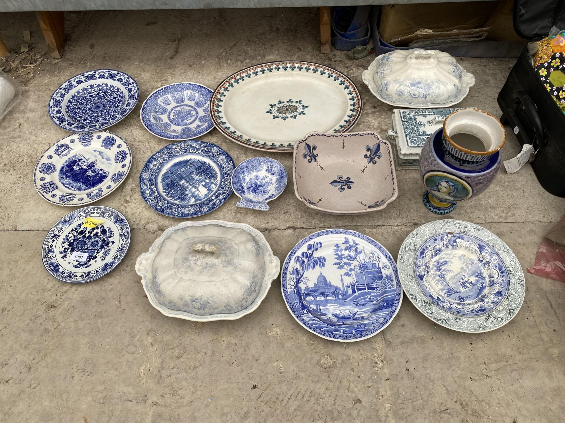 AN ASSORTMENT OF CERAMICS TO INCLUDE VASES AND BLUE AND WHITE PLATES ETC