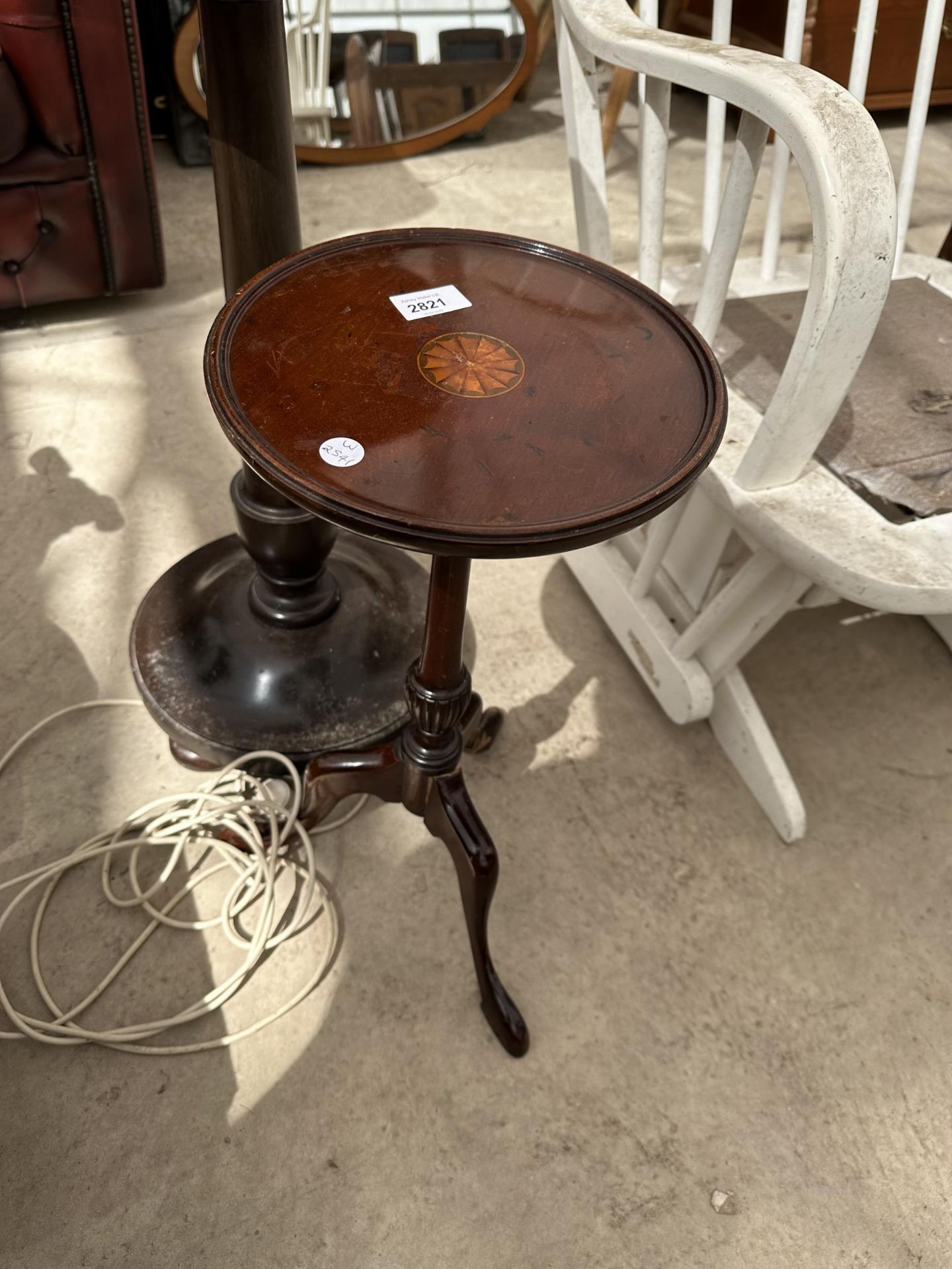 AN EARLY 20TH CENTURY ELECTRIC LAMP/TABLE ON TURNED COLUMN AND MAHOGANY AND INLAID TRIPOD WINE TABLE - Bild 2 aus 3