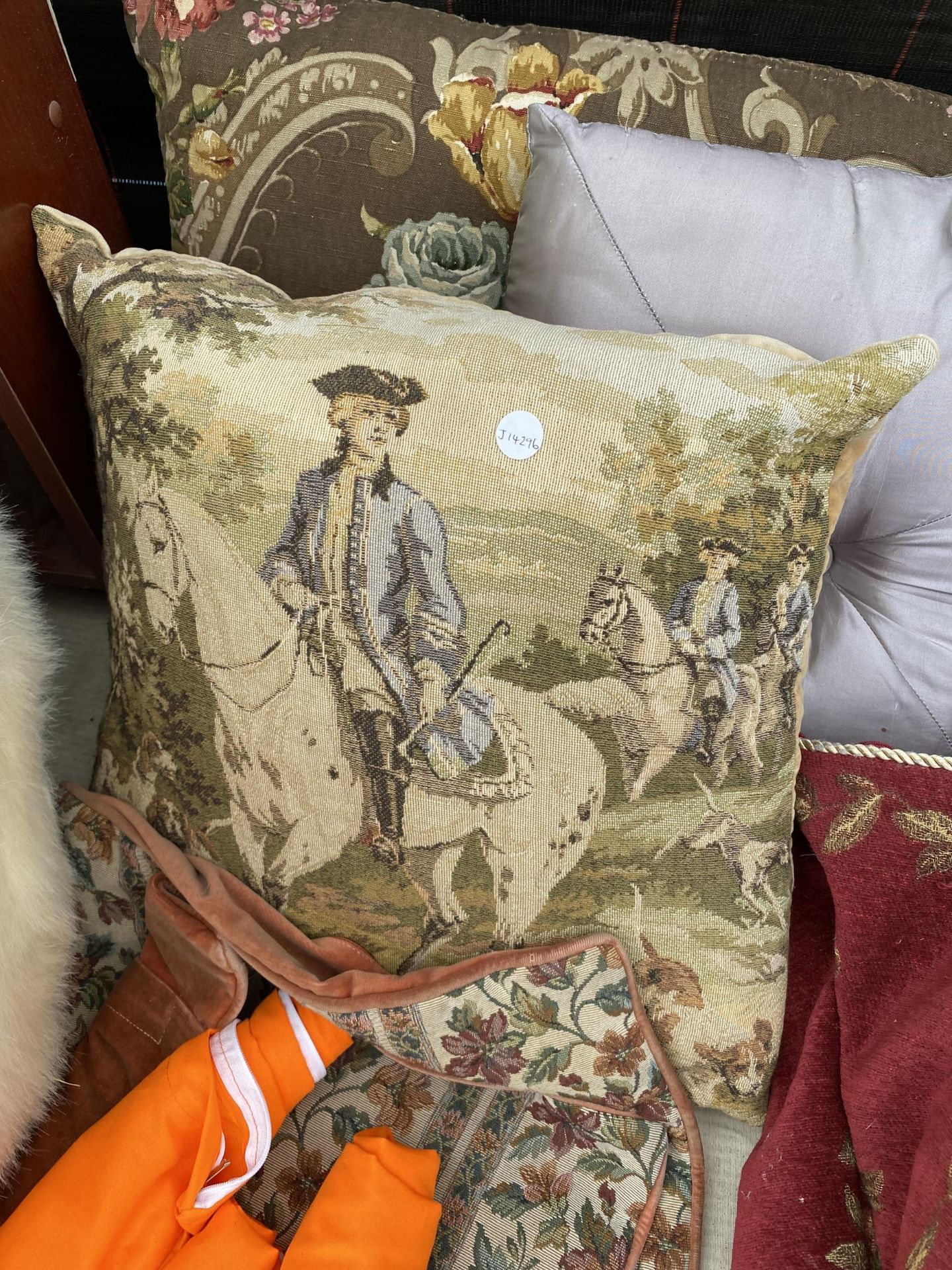 AN ASSORTMENT OF CUSHIONS AND CUSHION COVERS ETC - Image 3 of 4