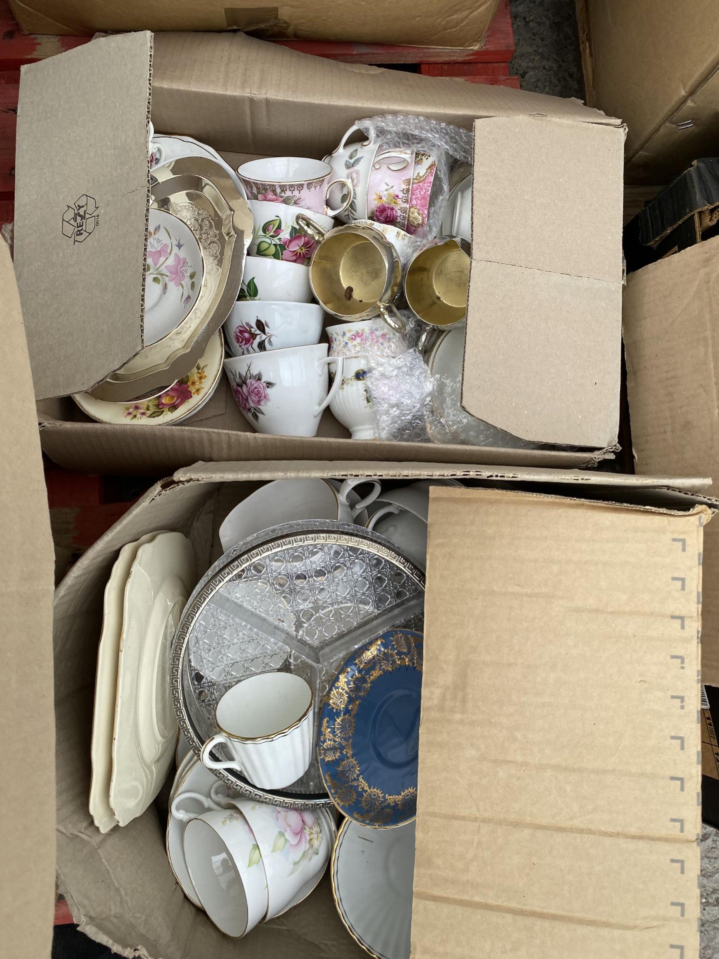 AN ASSORTMENT OF HOUSEHOLD CLEARANCE ITEMS TO INCLUDE CERAMICS AND GLASSWARE ETC - Image 2 of 5