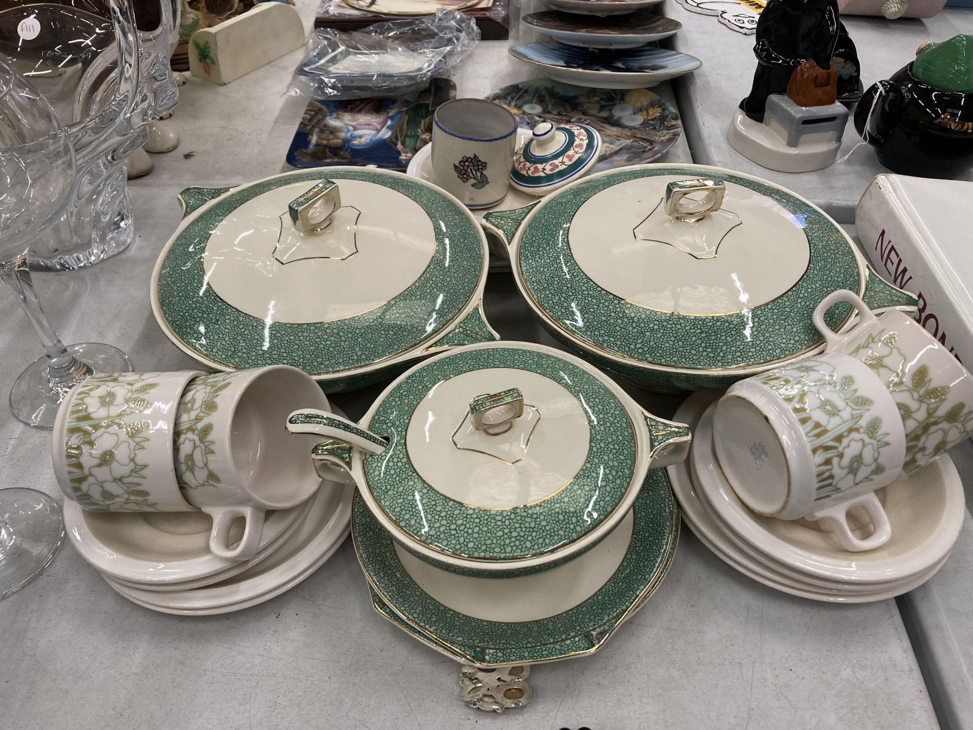 A QUANTITY OF J & G MEAKIN 'FLORIDA' DINNERWARE TO INCLUDE SERVING TUREENS AND PLATES, HORNSEA