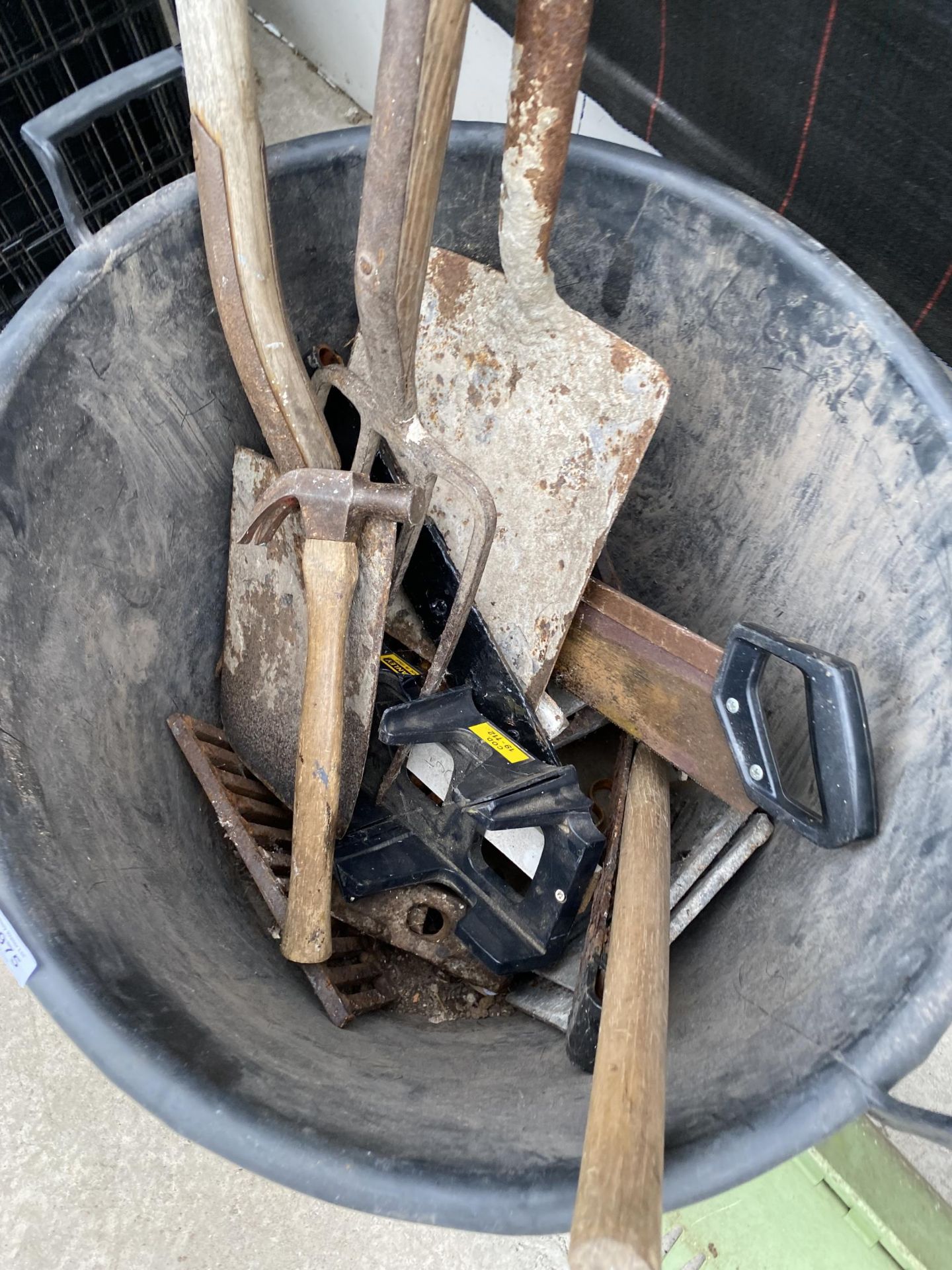 AN ASSORTMENT OF TOOLS TO INCLUDE A FORK, A SHOVEL AND SAWS ETC - Image 2 of 2