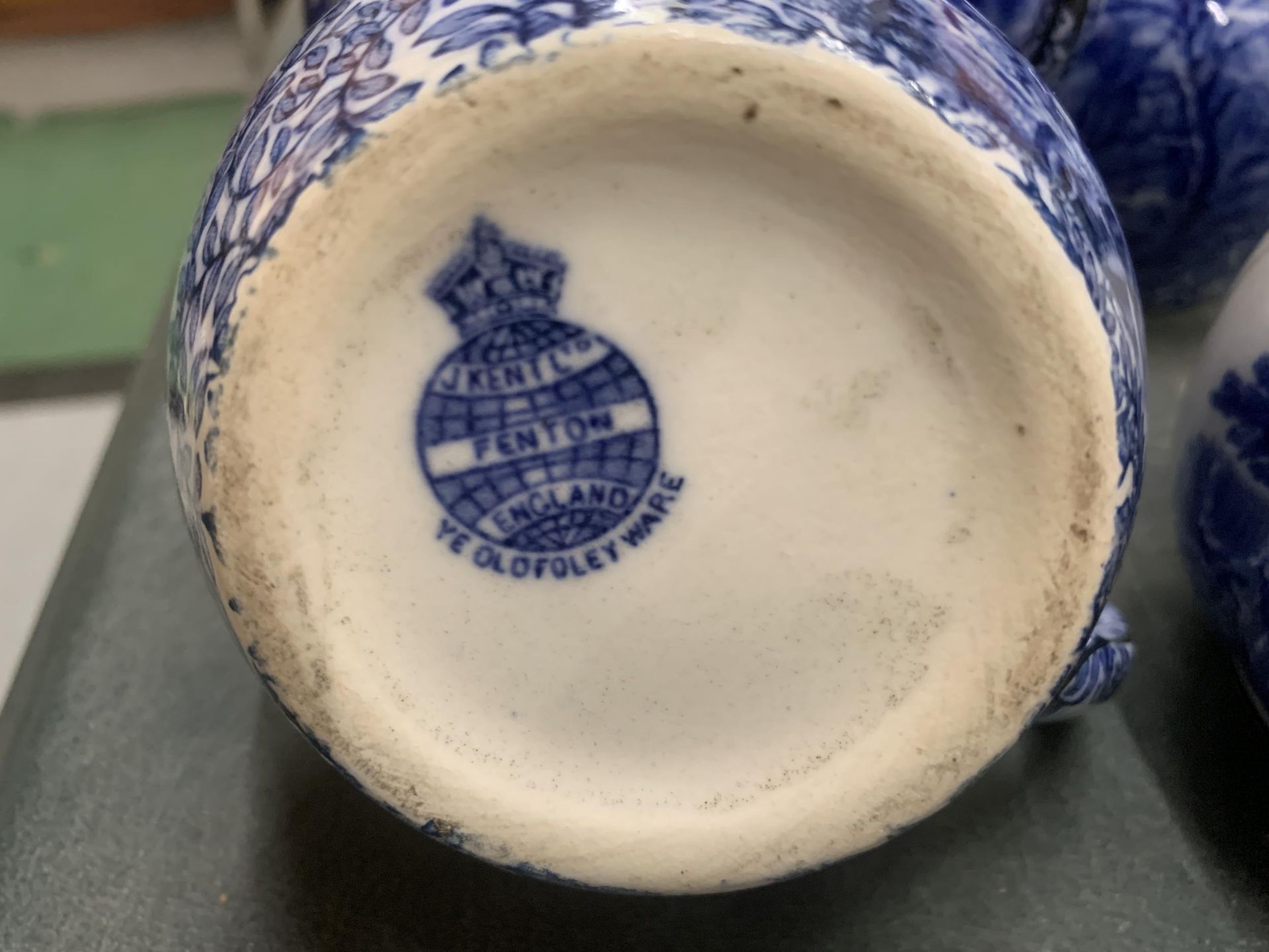 A QUANTITY OF VINTAGE BLUE AND WHITE POTTERY TO INCLUDE ADAMS, FENTON AND CAULDRON JUGS, A PAIR OF - Bild 3 aus 7