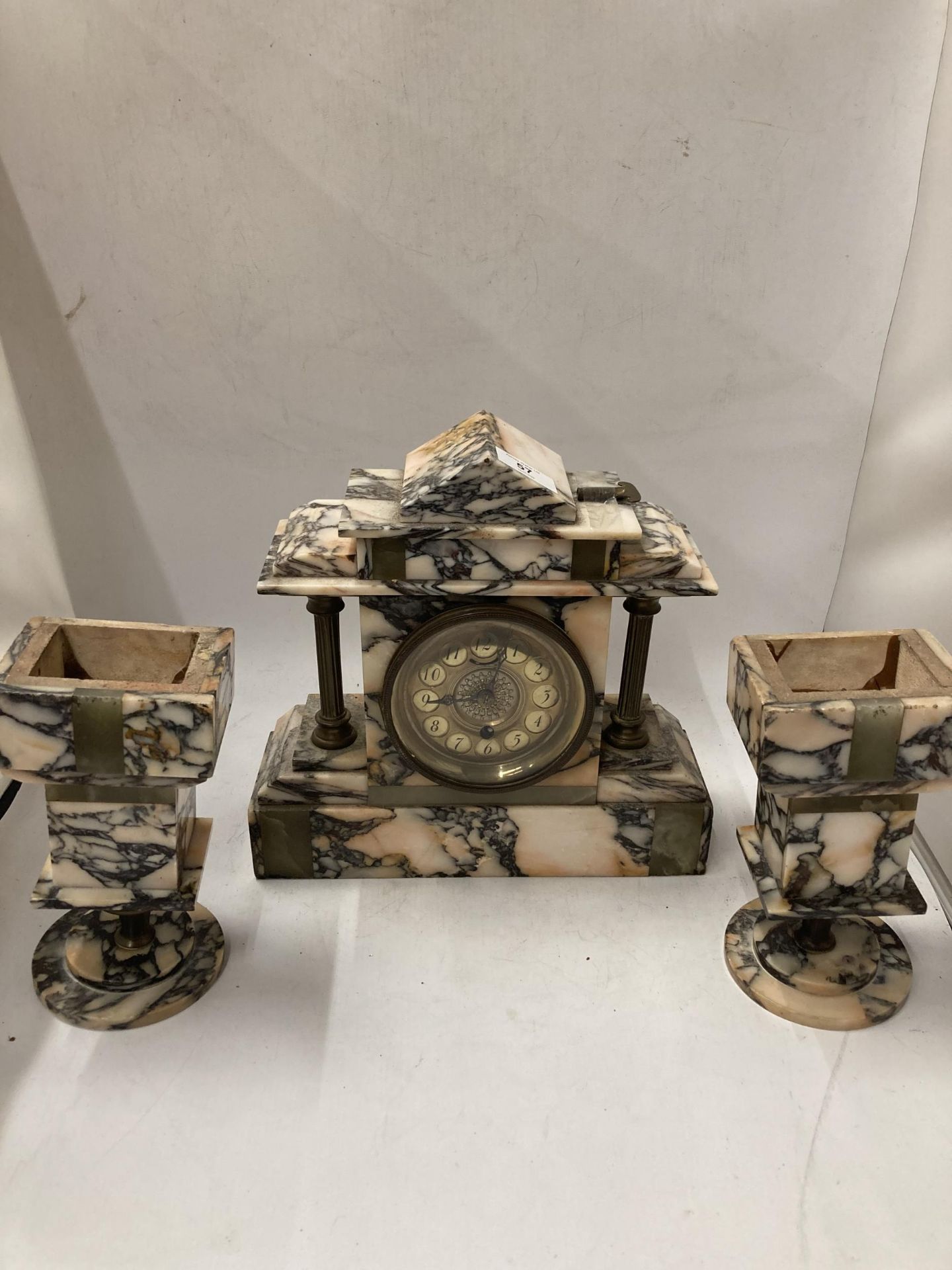 A VINTAGE SLATE MARBLE MANTLE CLOCK WITH GARNITURES, WITH KEY - Image 4 of 4