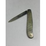 A HALLMARKED SHEFFIELD 1860 FRUIT KNIFE WITH MOTHER OF PEARL HANDLE