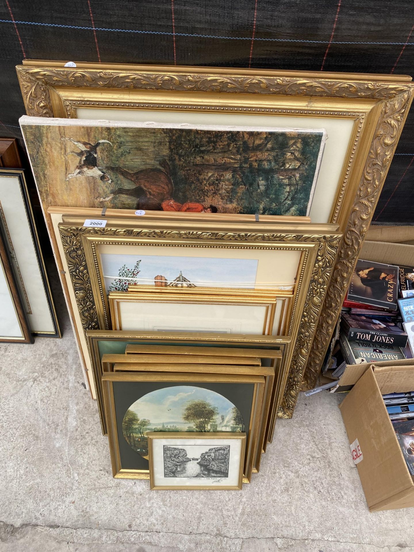 AN ASSORTMENT OF FRAMED PRINTS AND PICTURES