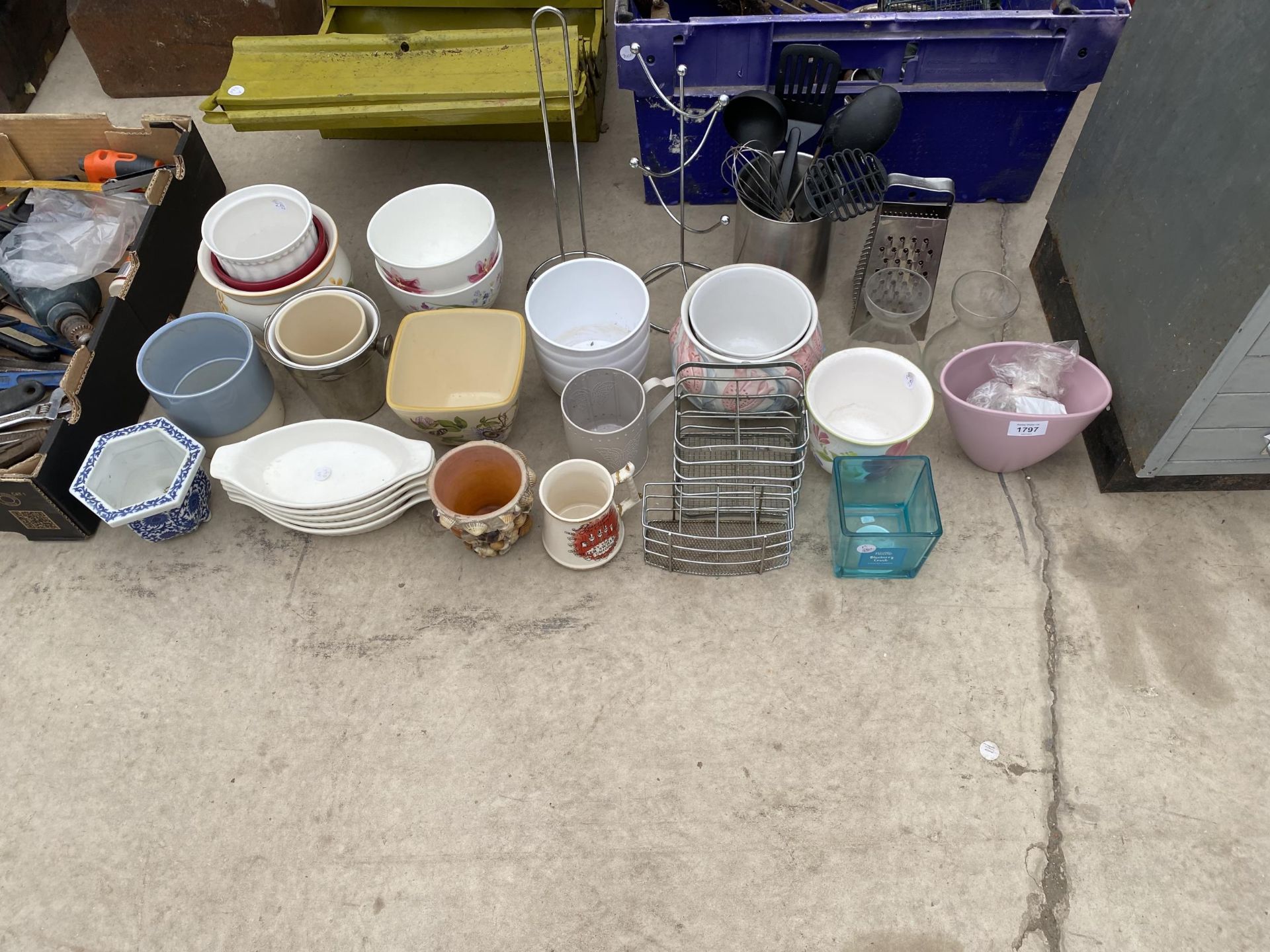AN ASSORTMENT OF ITEMS TO INCLUDE CERAMIC PLANT POTS AND KITCHEN ITEMS ETC